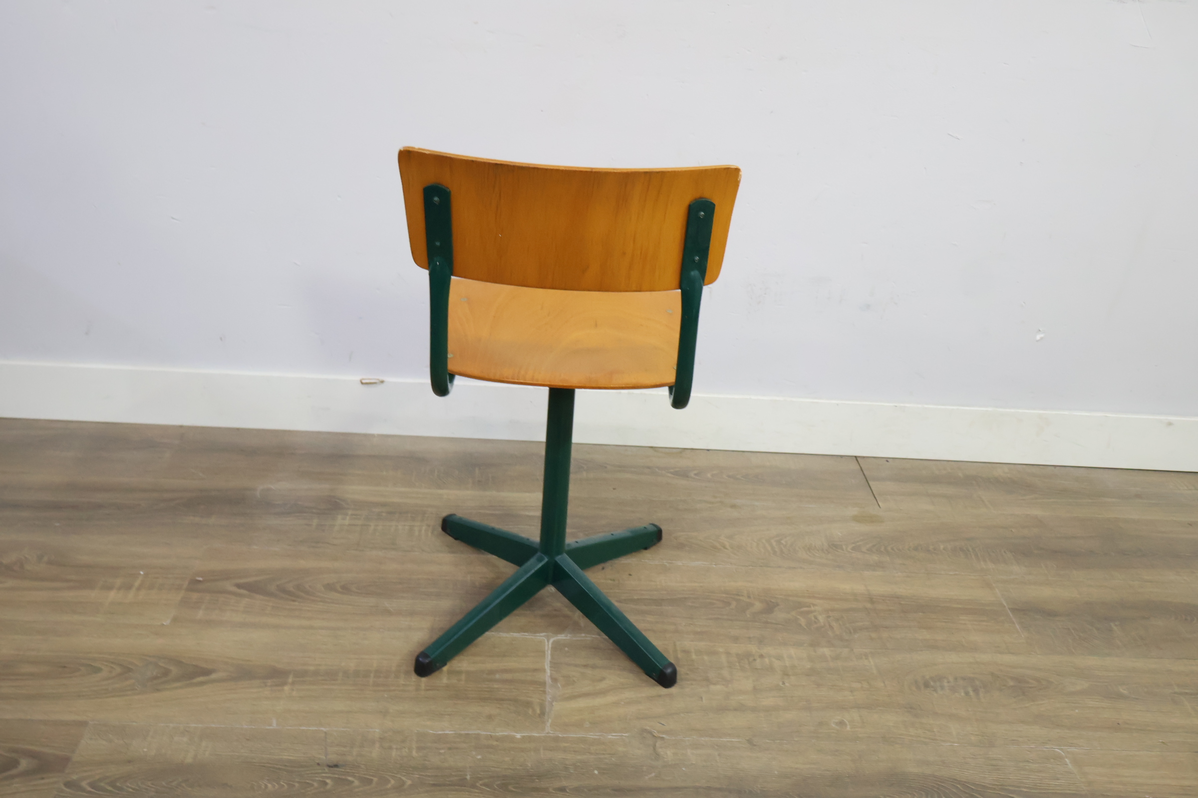 Industriële houten stoel met metalen frame' – foto 5 – kavel bij GSD Auctions, Zoeterwoude