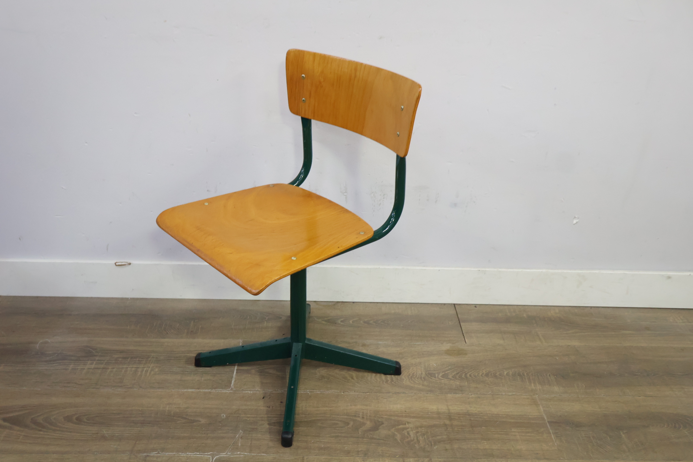 Industriële houten stoel met metalen frame' – foto 10 – kavel bij GSD Auctions, Zoeterwoude