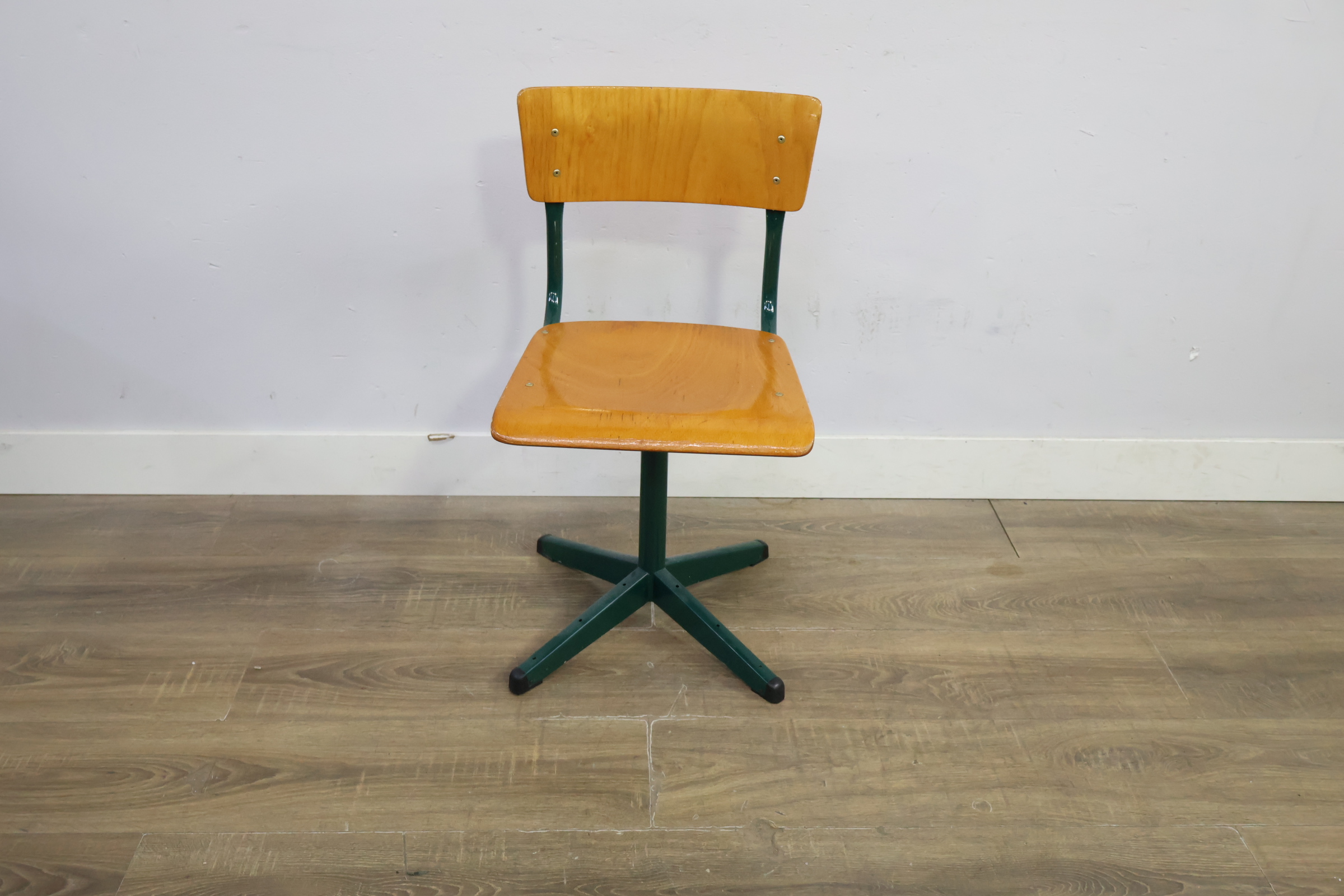 Industriële houten stoel met metalen frame' – foto 11 – kavel bij GSD Auctions, Zoeterwoude