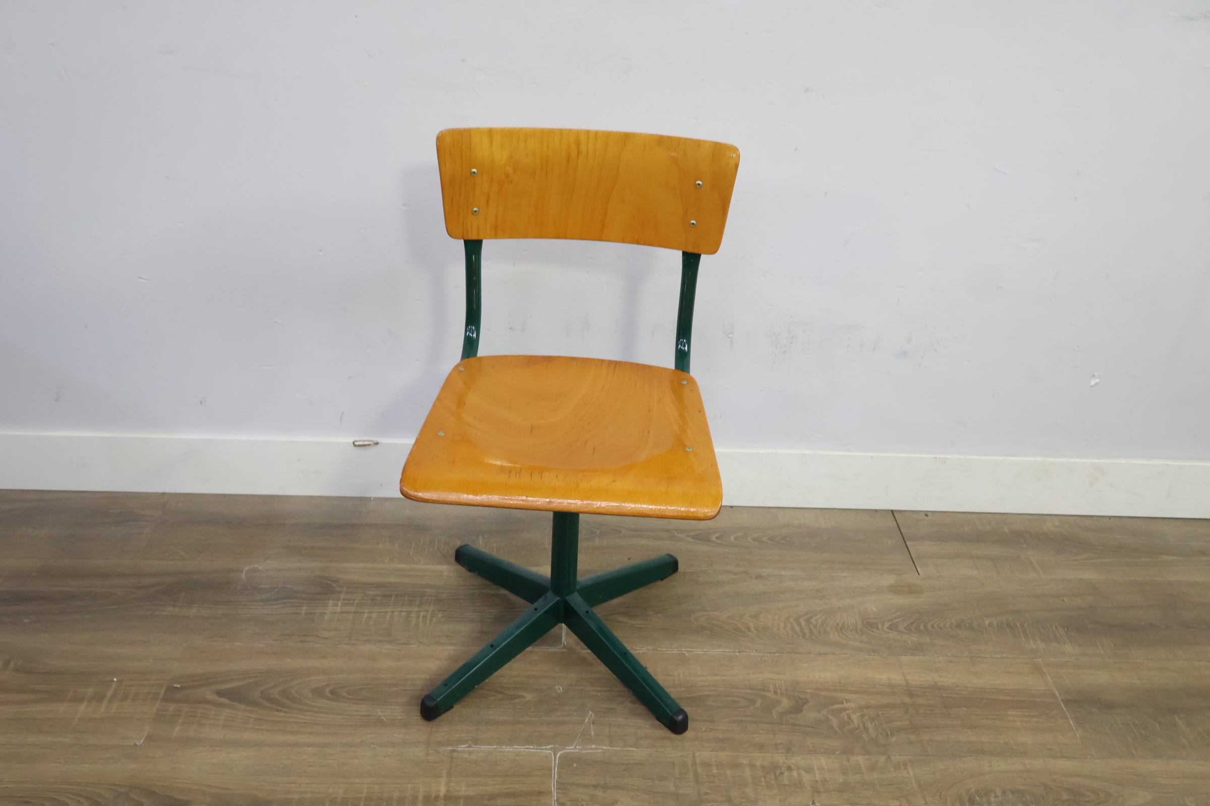 Industriële houten stoel met metalen frame' – foto 12 – kavel bij GSD Auctions, Zoeterwoude