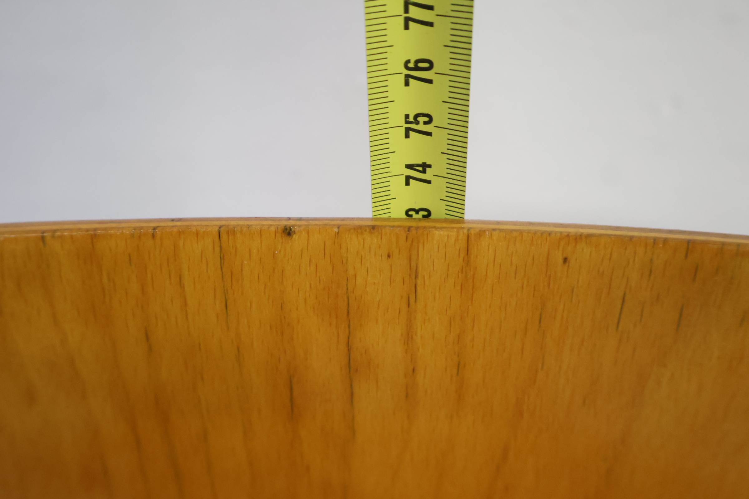 Industriële houten stoel met metalen frame' – foto 17 – kavel bij GSD Auctions, Zoeterwoude