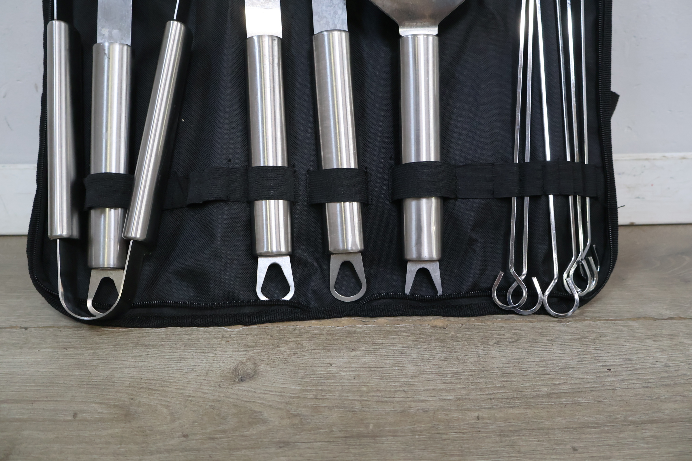 Set BBQ gereedschap en spiesen' – foto 7 – kavel bij GSD Auctions, Zoeterwoude