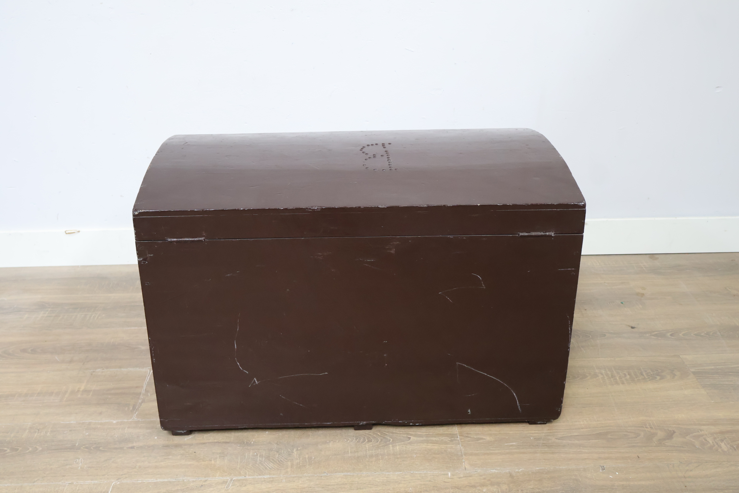 Donkere houten kist met gebogen deksel' – foto 5 – kavel bij GSD Auctions, Zoeterwoude