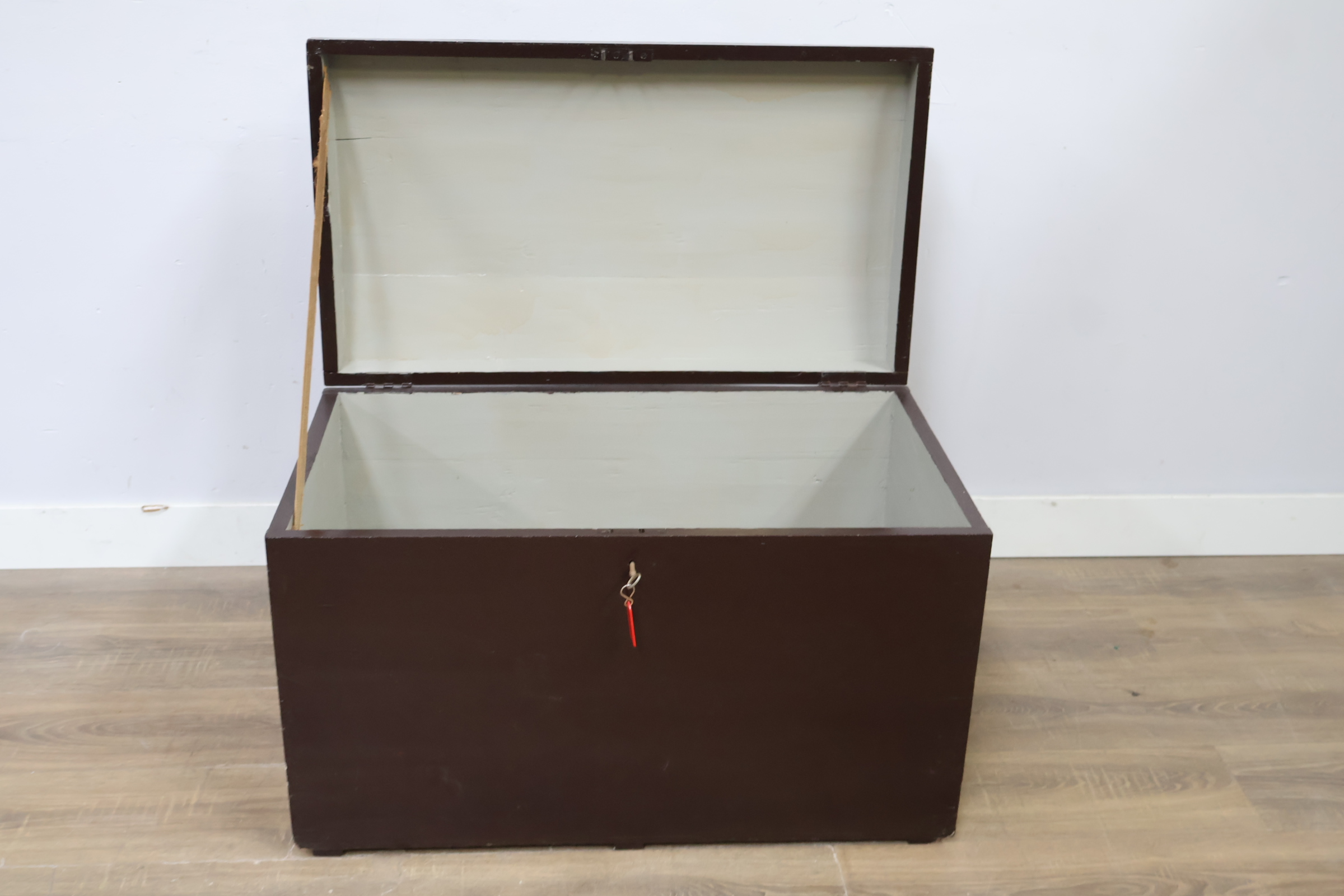 Donkere houten kist met gebogen deksel' – foto 11 – kavel bij GSD Auctions, Zoeterwoude