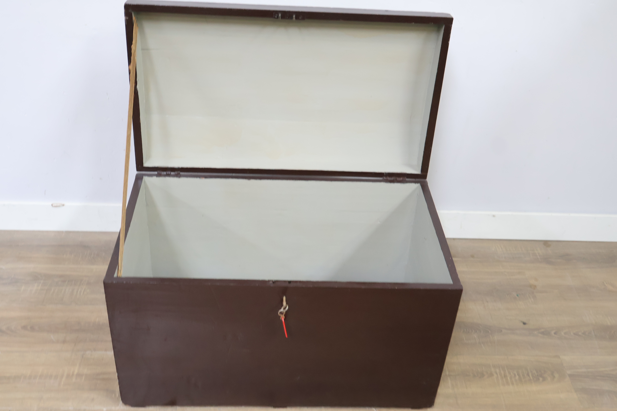 Donkere houten kist met gebogen deksel' – foto 12 – kavel bij GSD Auctions, Zoeterwoude