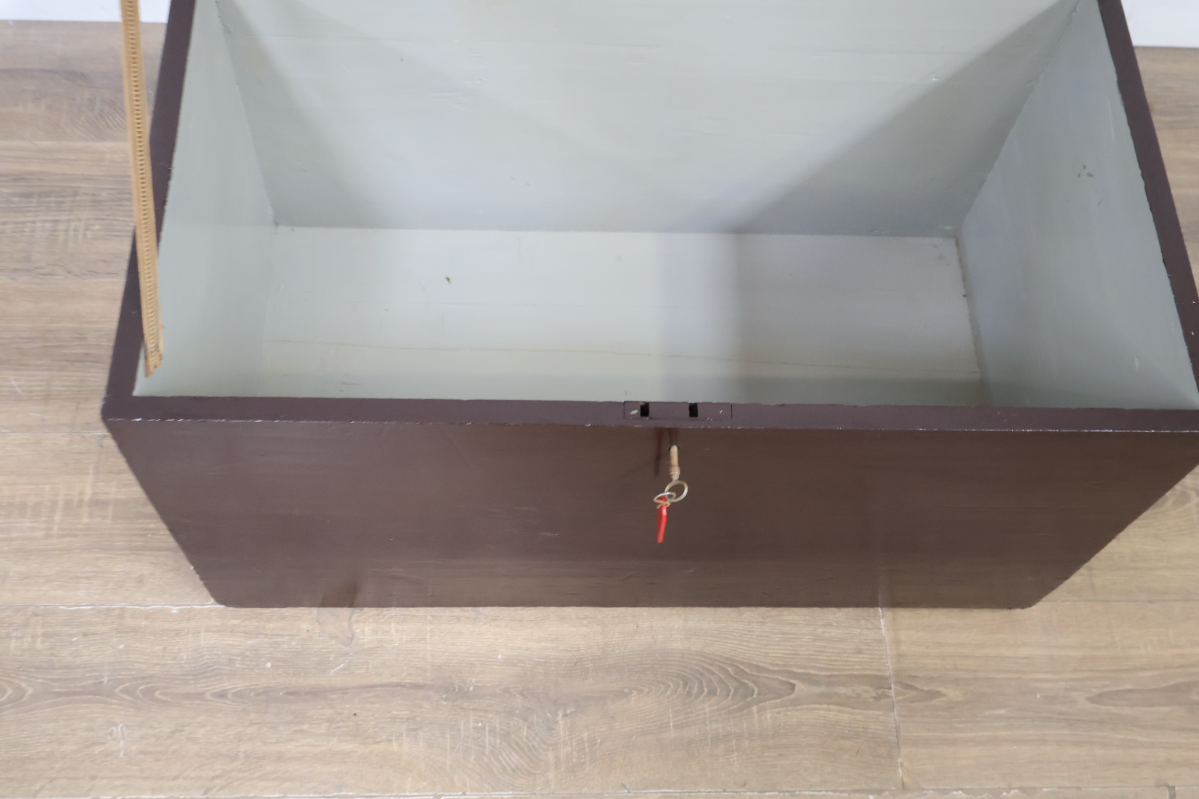 Donkere houten kist met gebogen deksel' – foto 13 – kavel bij GSD Auctions, Zoeterwoude