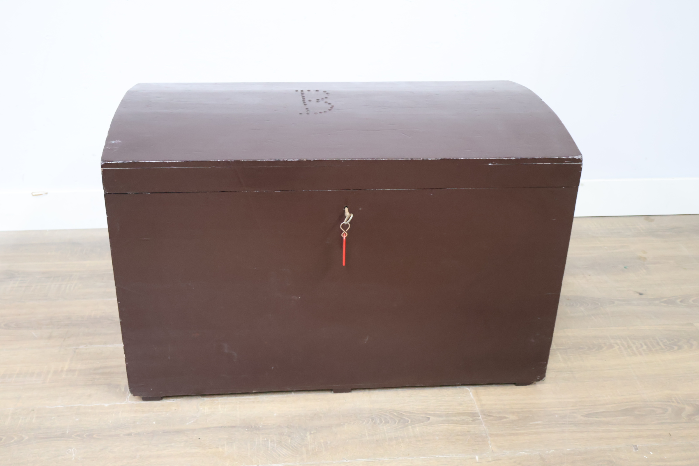 Donkere houten kist met gebogen deksel' – foto 14 – kavel bij GSD Auctions, Zoeterwoude