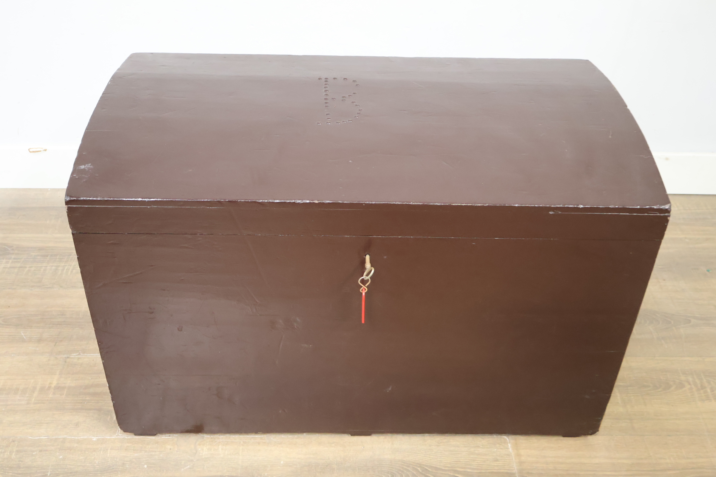 Donkere houten kist met gebogen deksel' – foto 15 – kavel bij GSD Auctions, Zoeterwoude