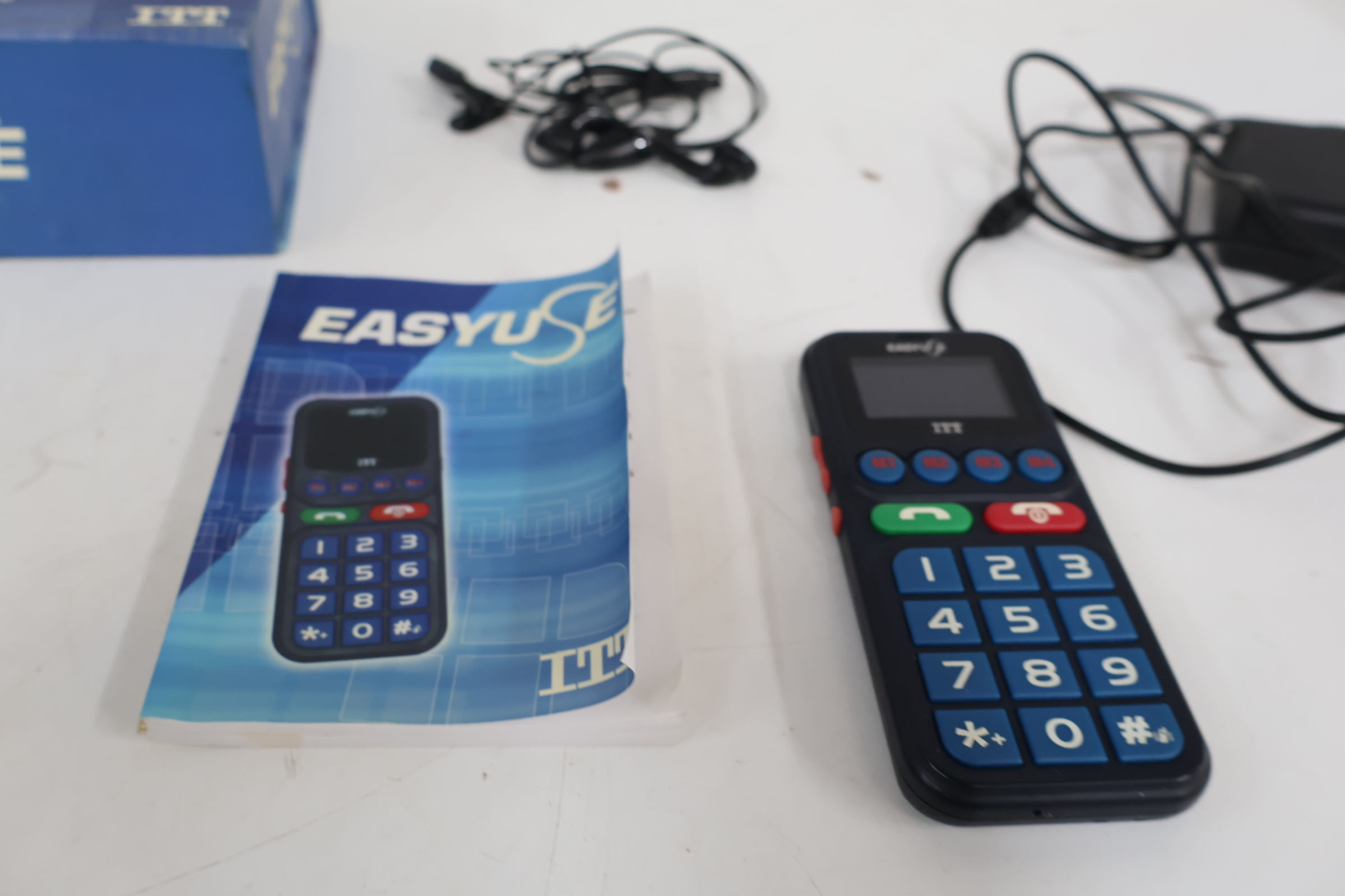 Eenvoudige mobiele telefoon met accessoires' – foto 3 – kavel bij GSD Auctions, Zoeterwoude