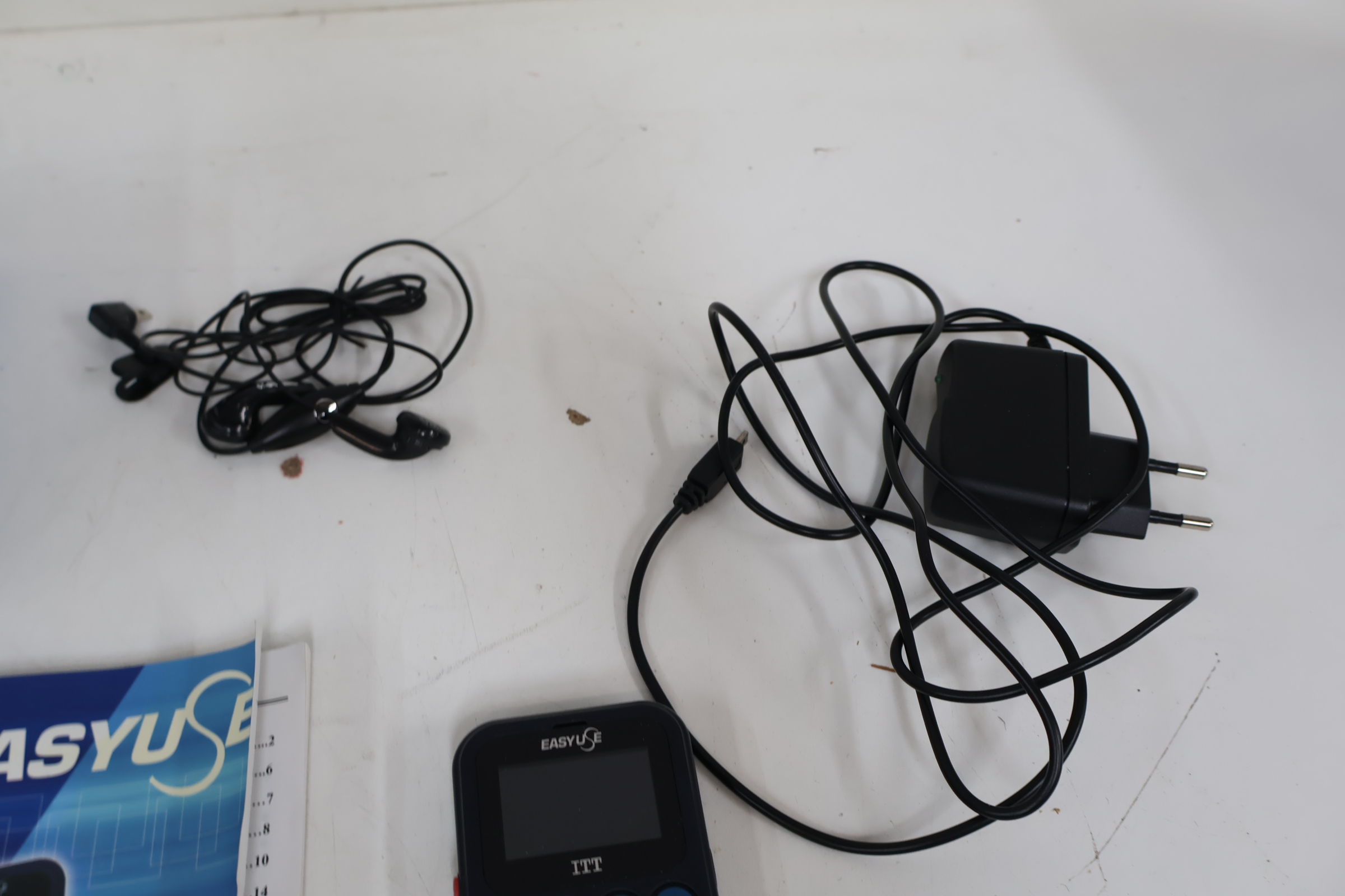 Eenvoudige mobiele telefoon met accessoires' – foto 4 – kavel bij GSD Auctions, Zoeterwoude