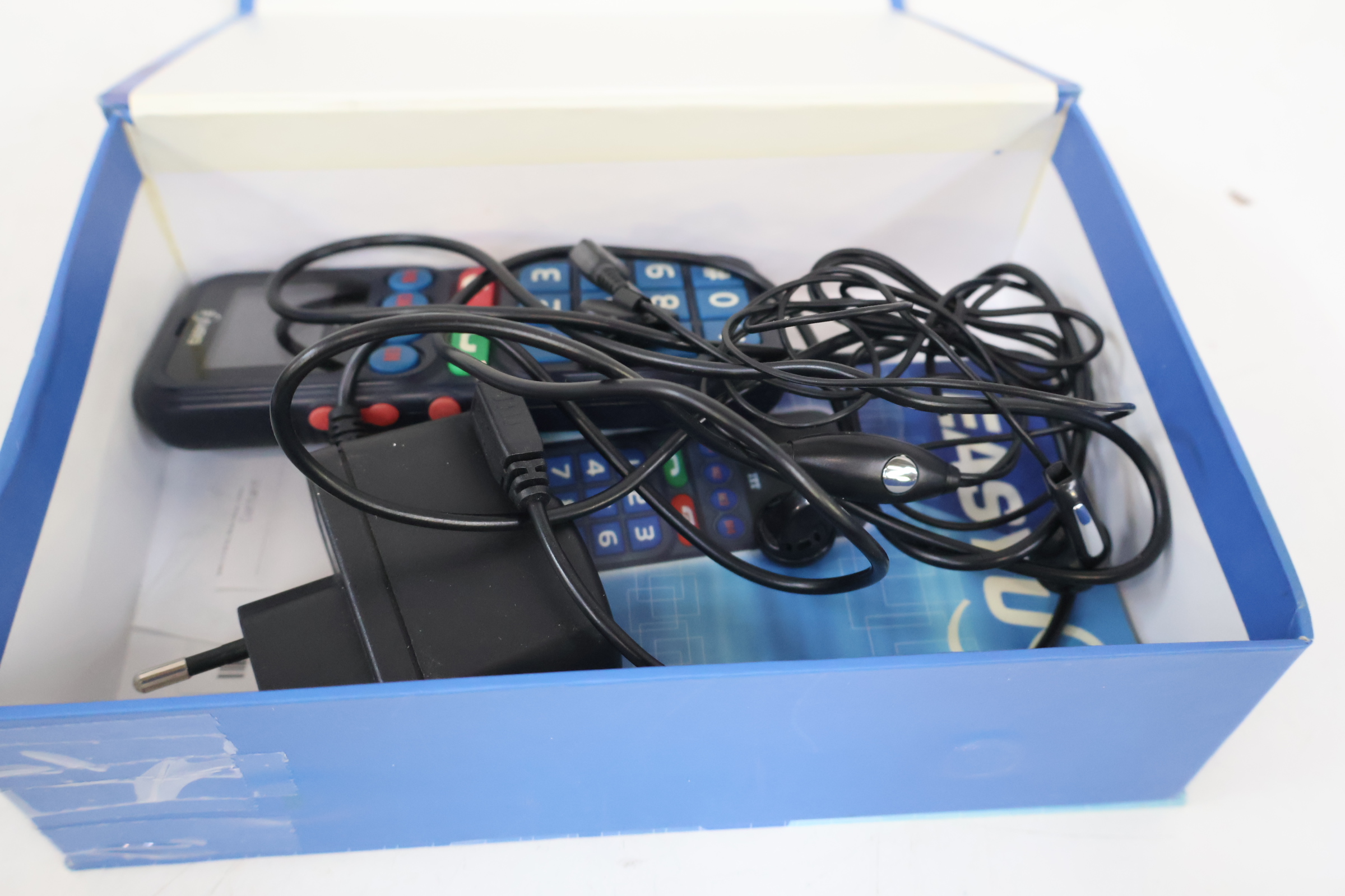 Eenvoudige mobiele telefoon met accessoires' – foto 12 – kavel bij GSD Auctions, Zoeterwoude