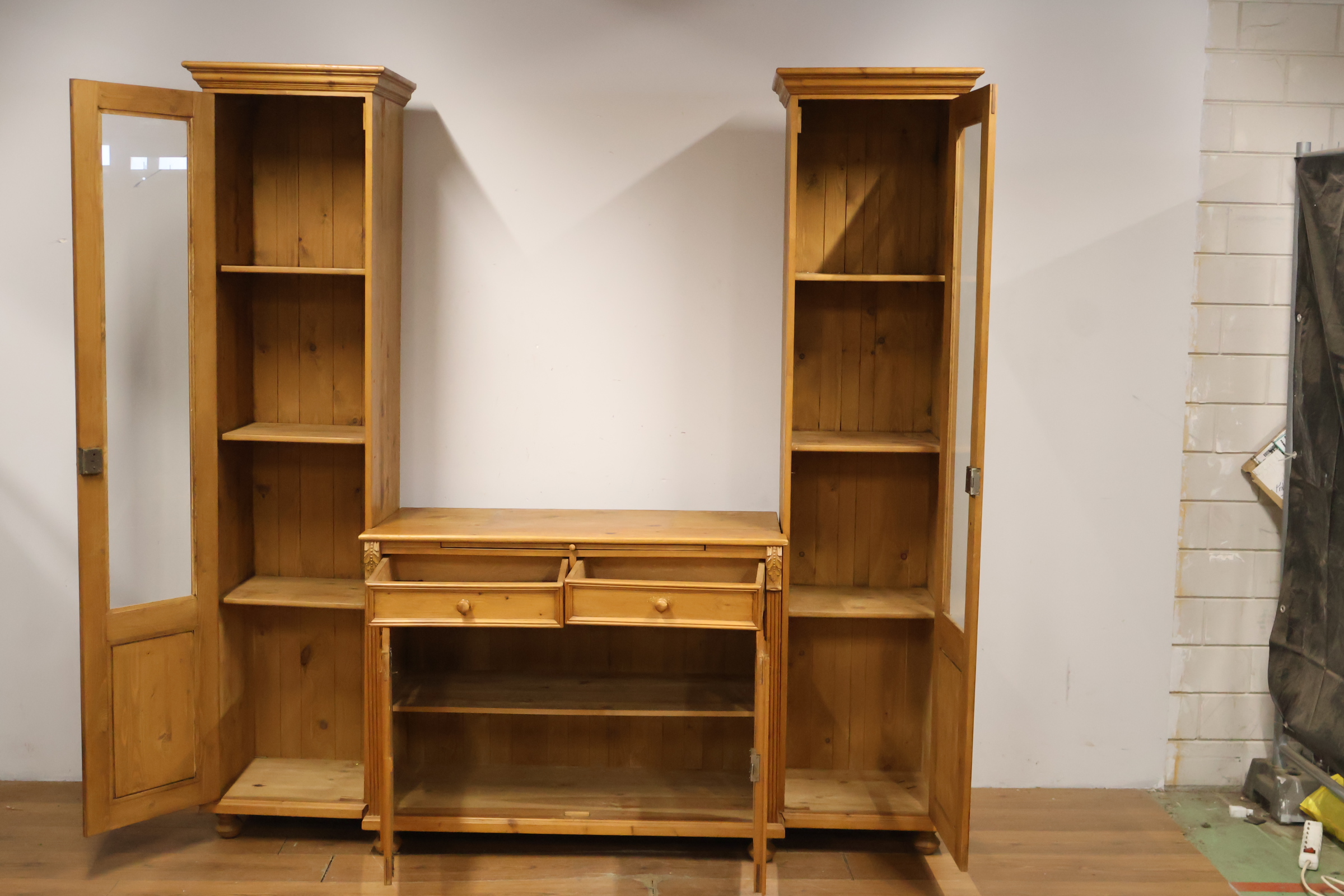 Houten vitrinekast met dressoir' – foto 3 – kavel bij GSD Auctions, Zoeterwoude