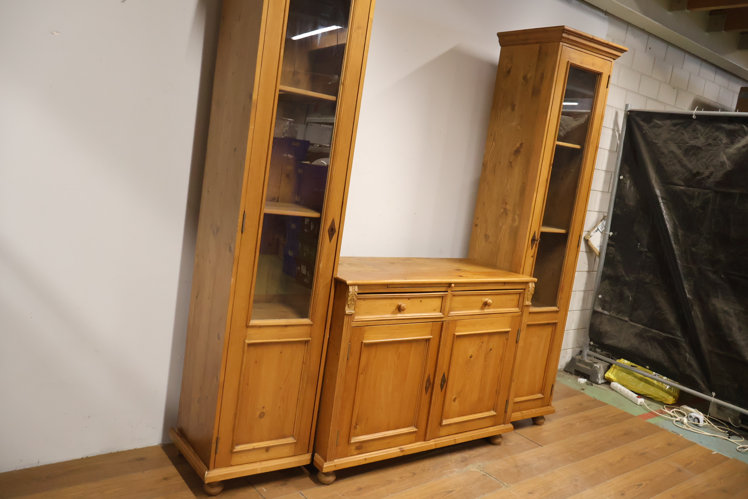 Houten vitrinekast met dressoir' – foto 9 – kavel bij GSD Auctions, Zoeterwoude