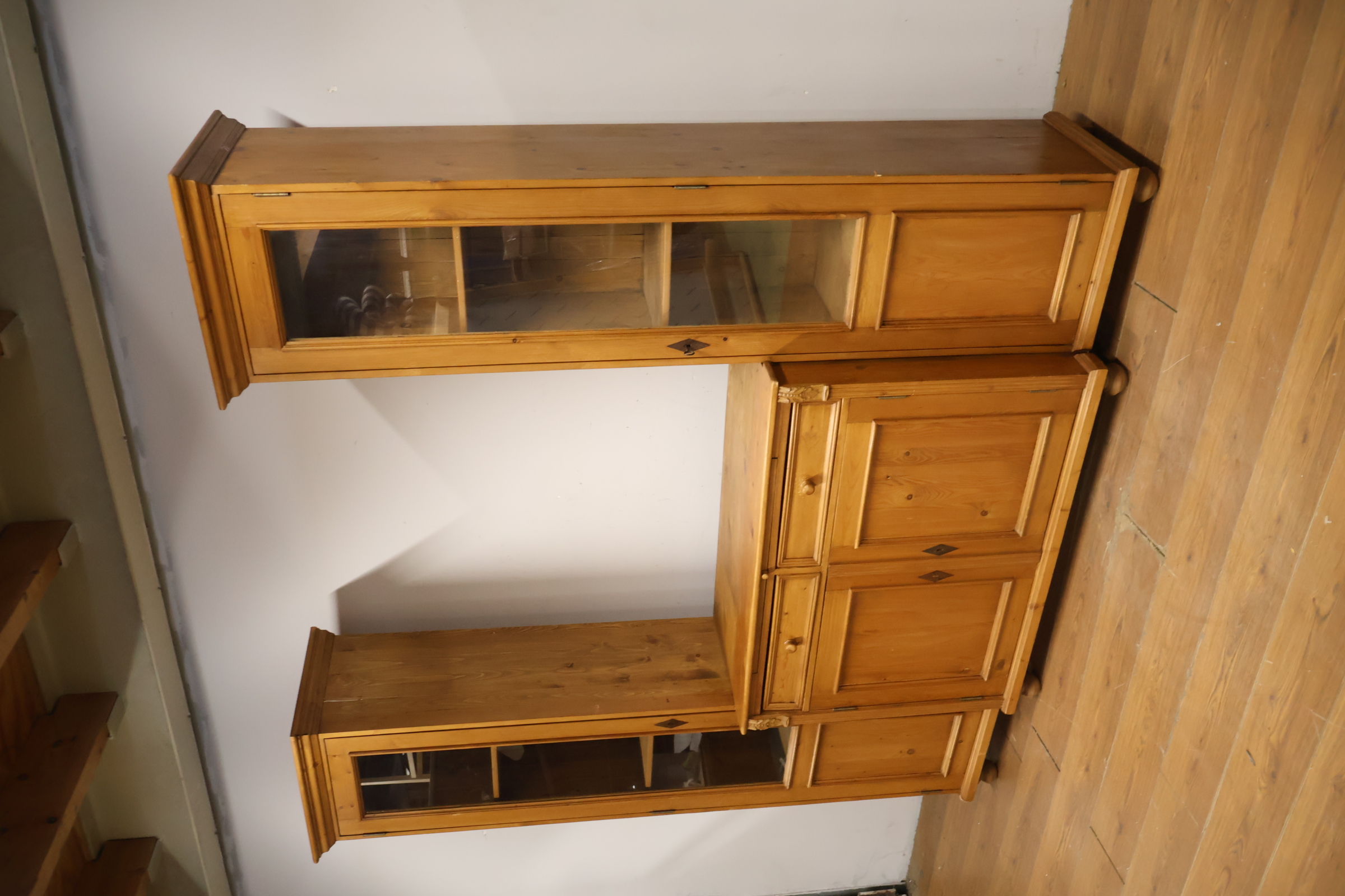 Houten vitrinekast met dressoir' – foto 11 – kavel bij GSD Auctions, Zoeterwoude