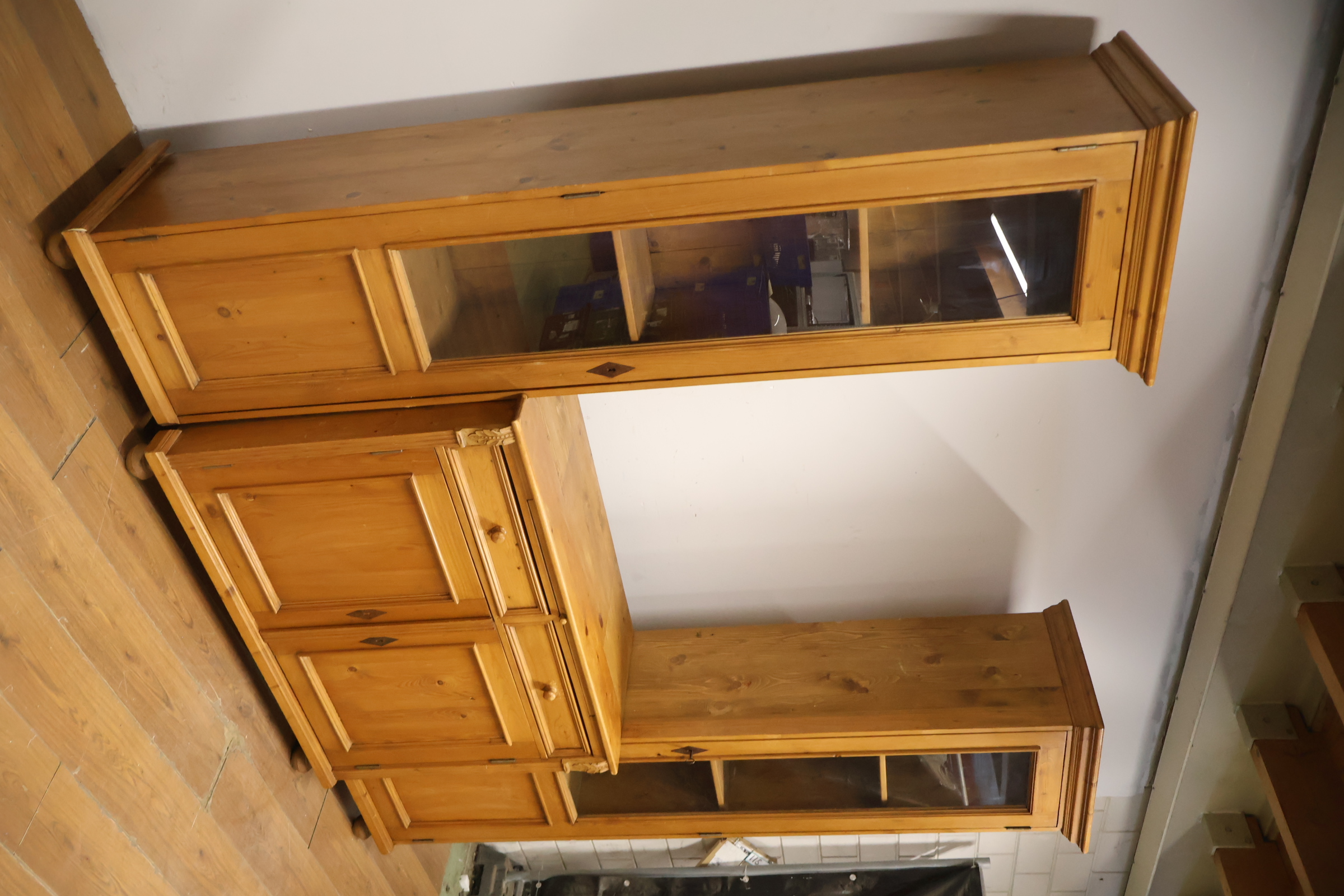 Houten vitrinekast met dressoir' – foto 12 – kavel bij GSD Auctions, Zoeterwoude