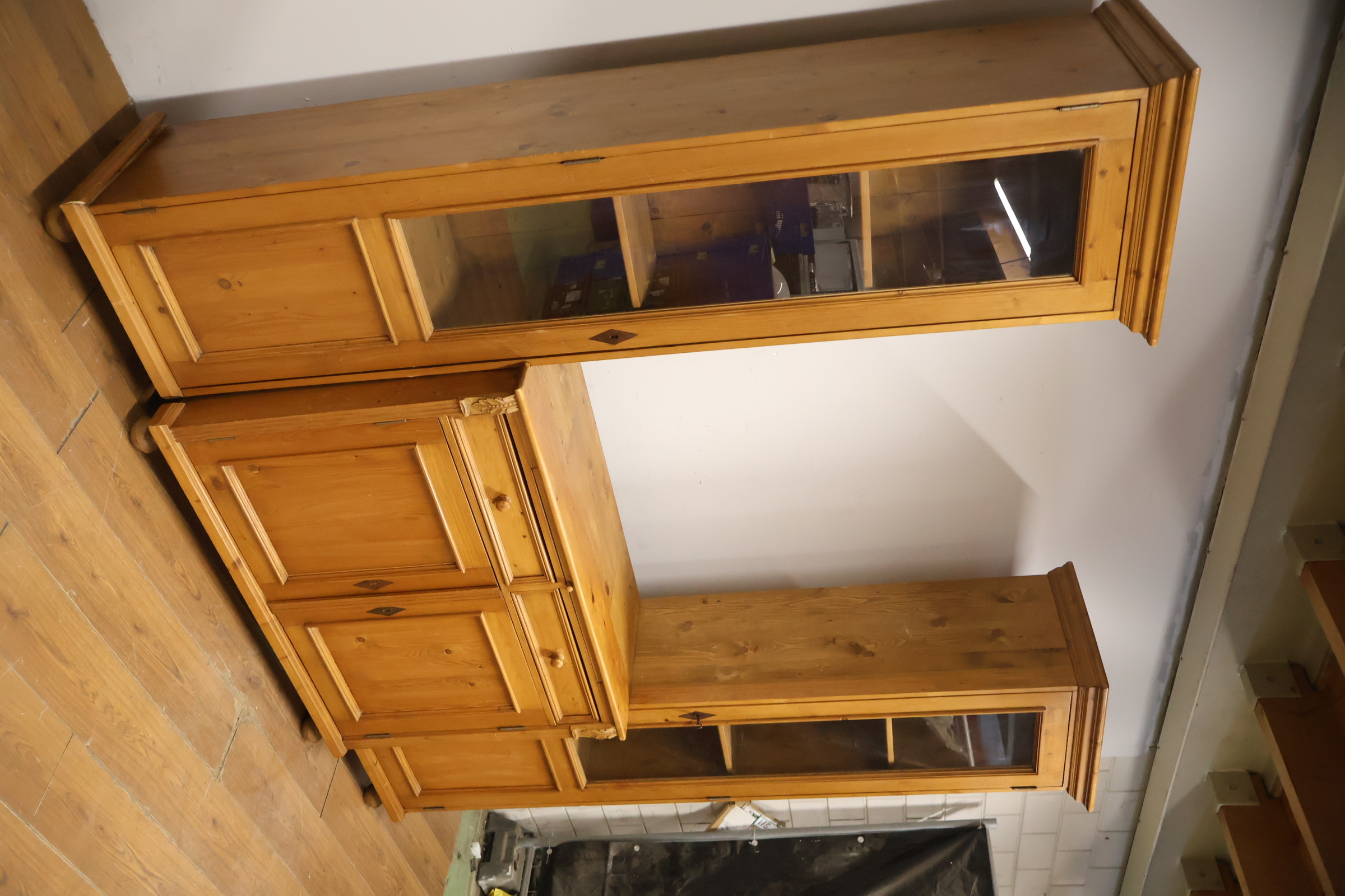 Houten vitrinekast met dressoir' – foto 13 – kavel bij GSD Auctions, Zoeterwoude