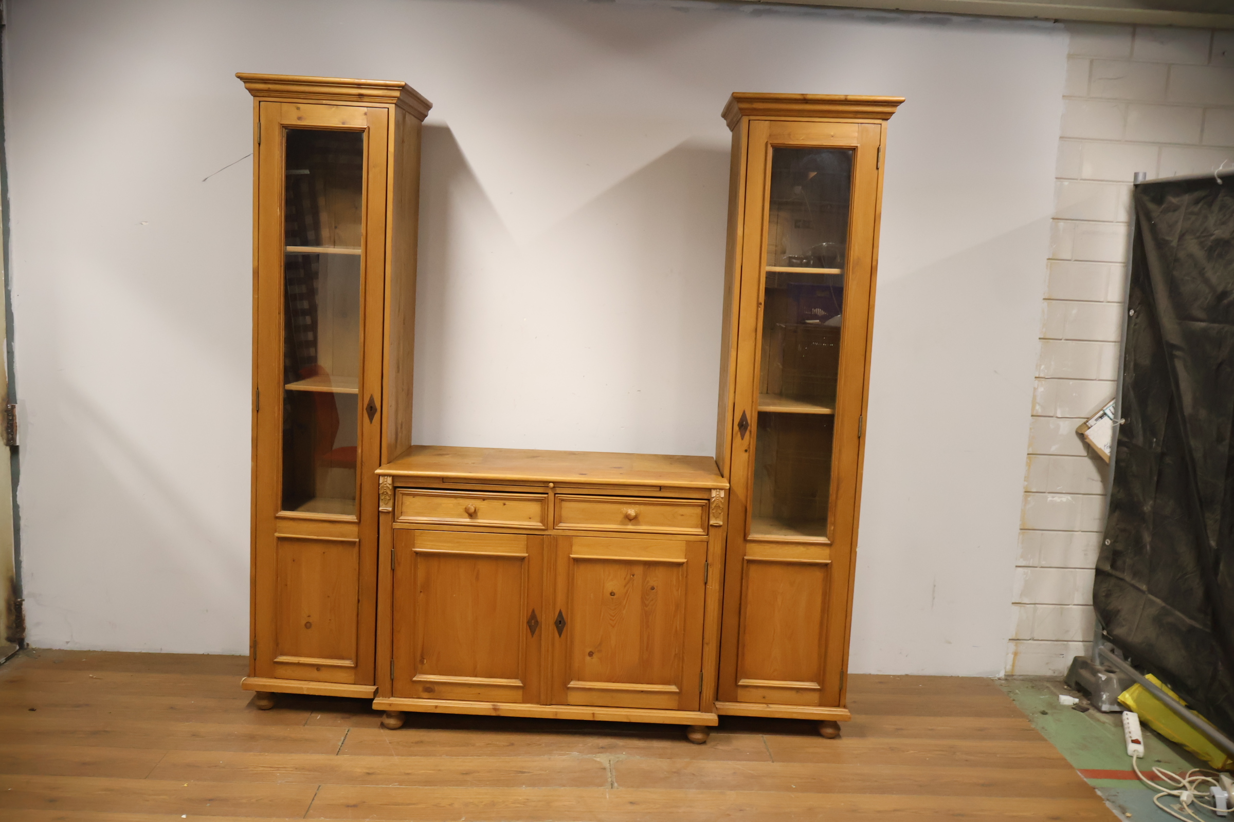 Houten vitrinekast met dressoir' – foto 14 – kavel bij GSD Auctions, Zoeterwoude