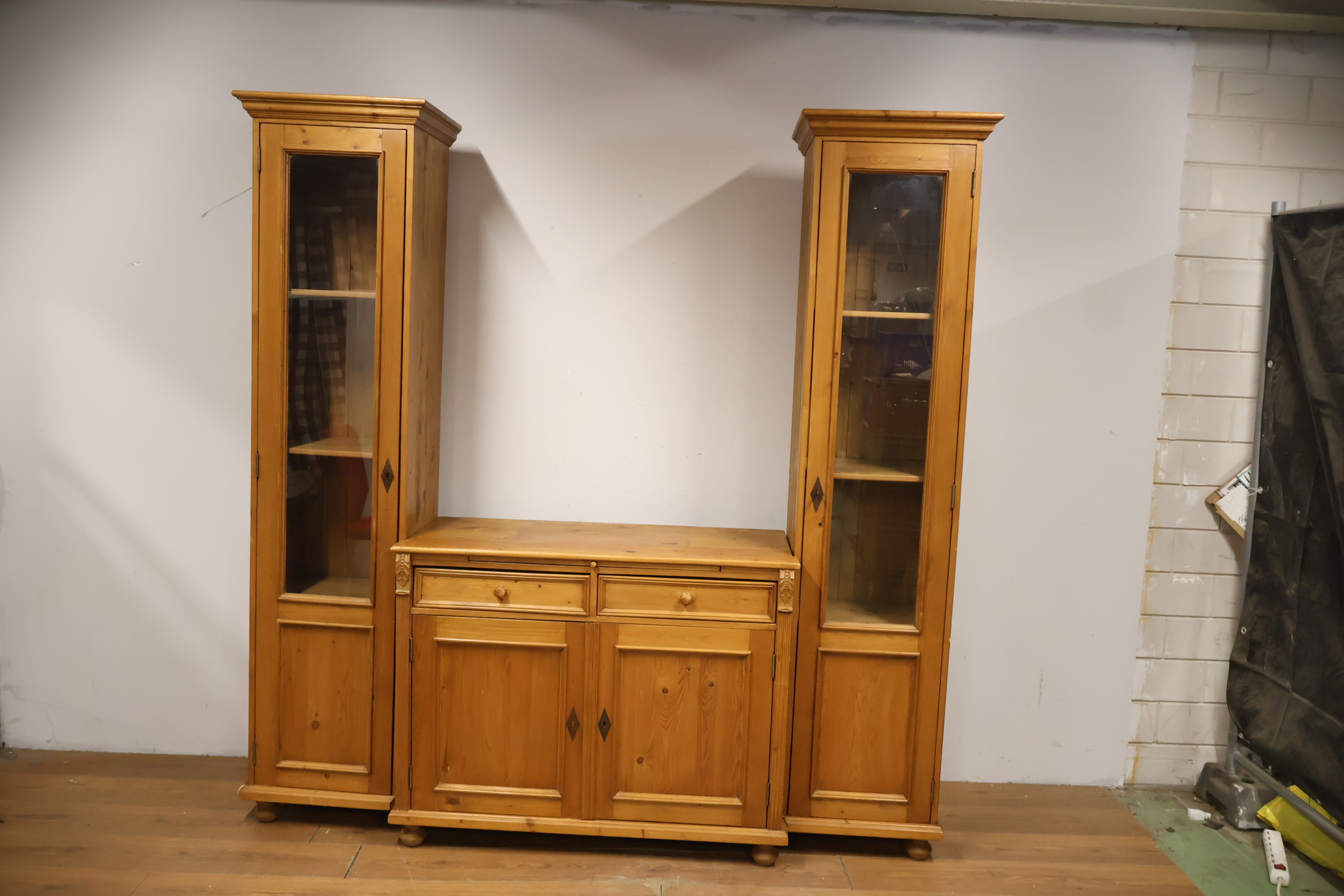 Houten vitrinekast met dressoir' – foto 15 – kavel bij GSD Auctions, Zoeterwoude