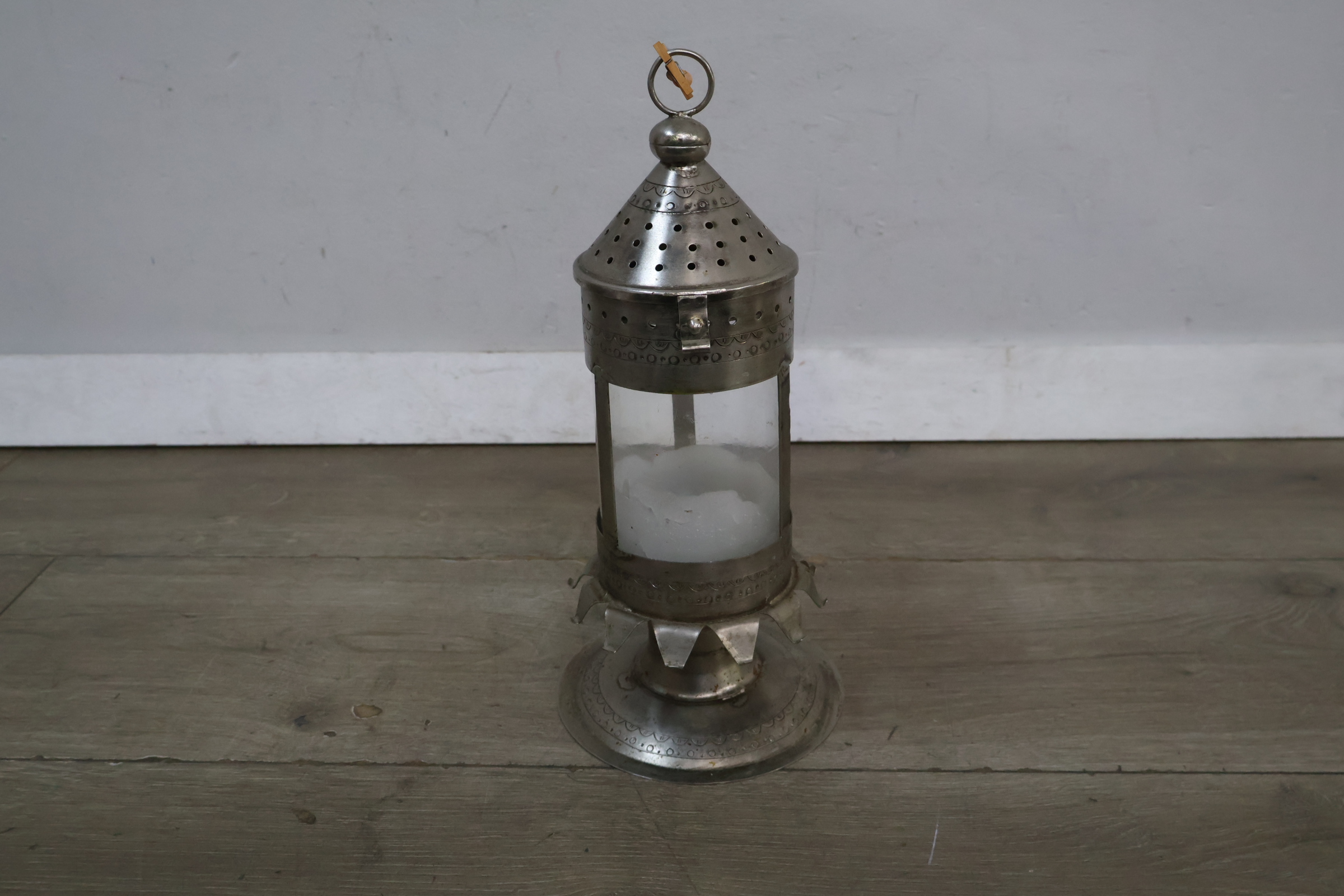Metalen windlicht met verweerd uiterlijk en kaars' – foto 3 – kavel bij GSD Auctions, Zoeterwoude