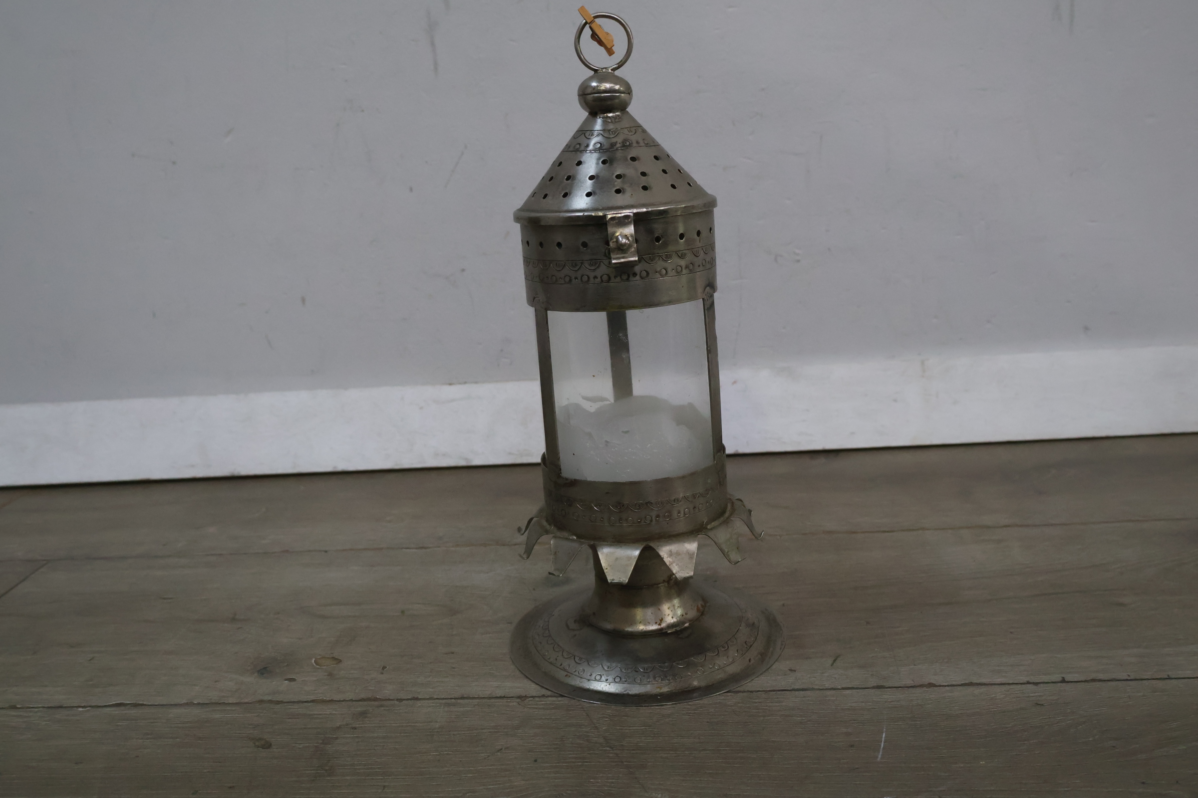 Metalen windlicht met verweerd uiterlijk en kaars' – foto 4 – kavel bij GSD Auctions, Zoeterwoude