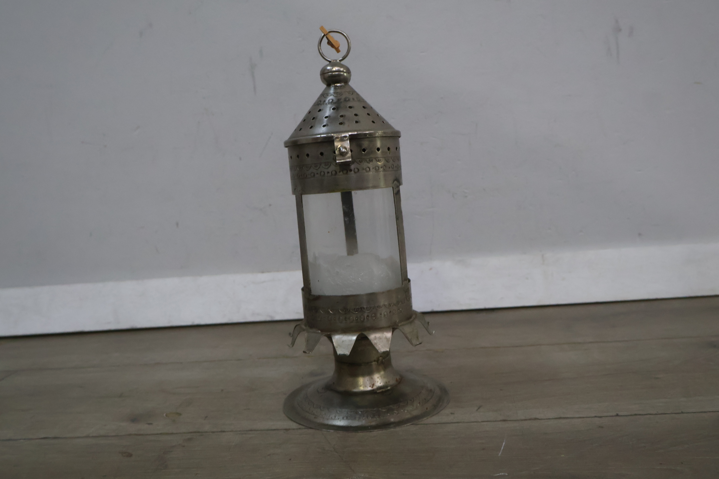 Metalen windlicht met verweerd uiterlijk en kaars' – foto 5 – kavel bij GSD Auctions, Zoeterwoude