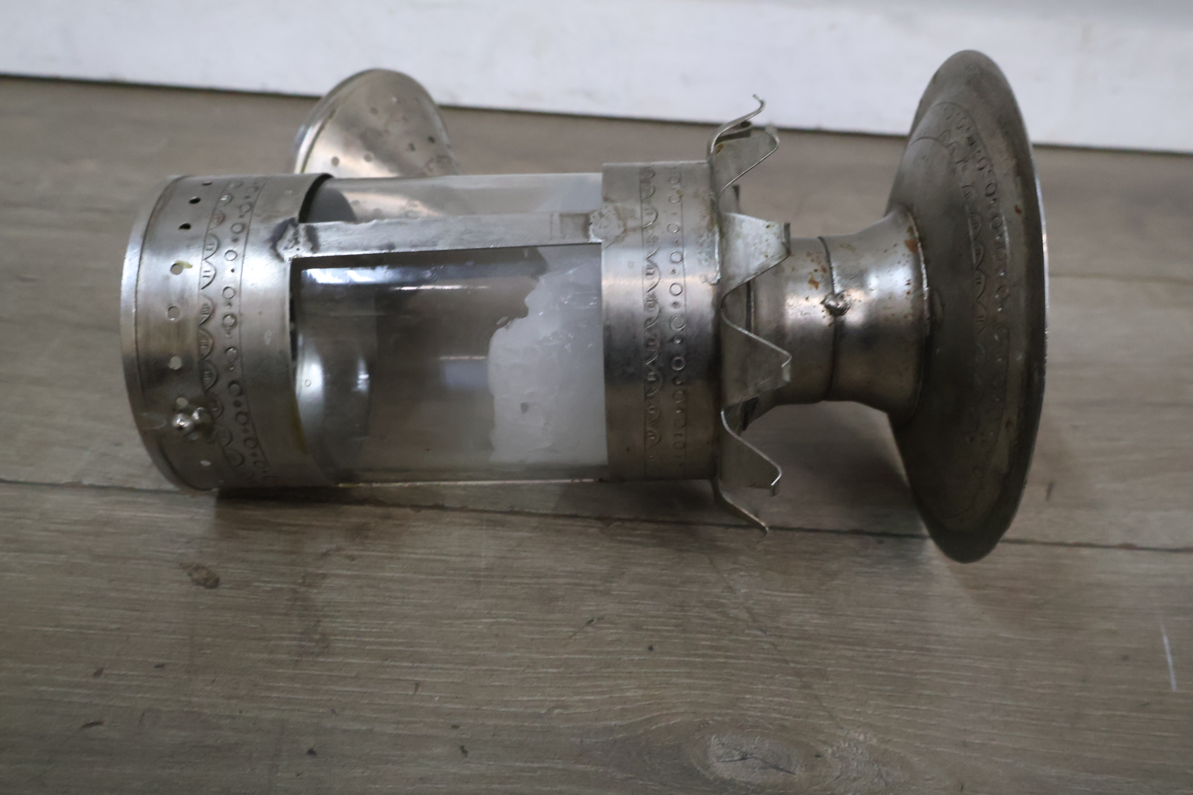 Metalen windlicht met verweerd uiterlijk en kaars' – foto 9 – kavel bij GSD Auctions, Zoeterwoude