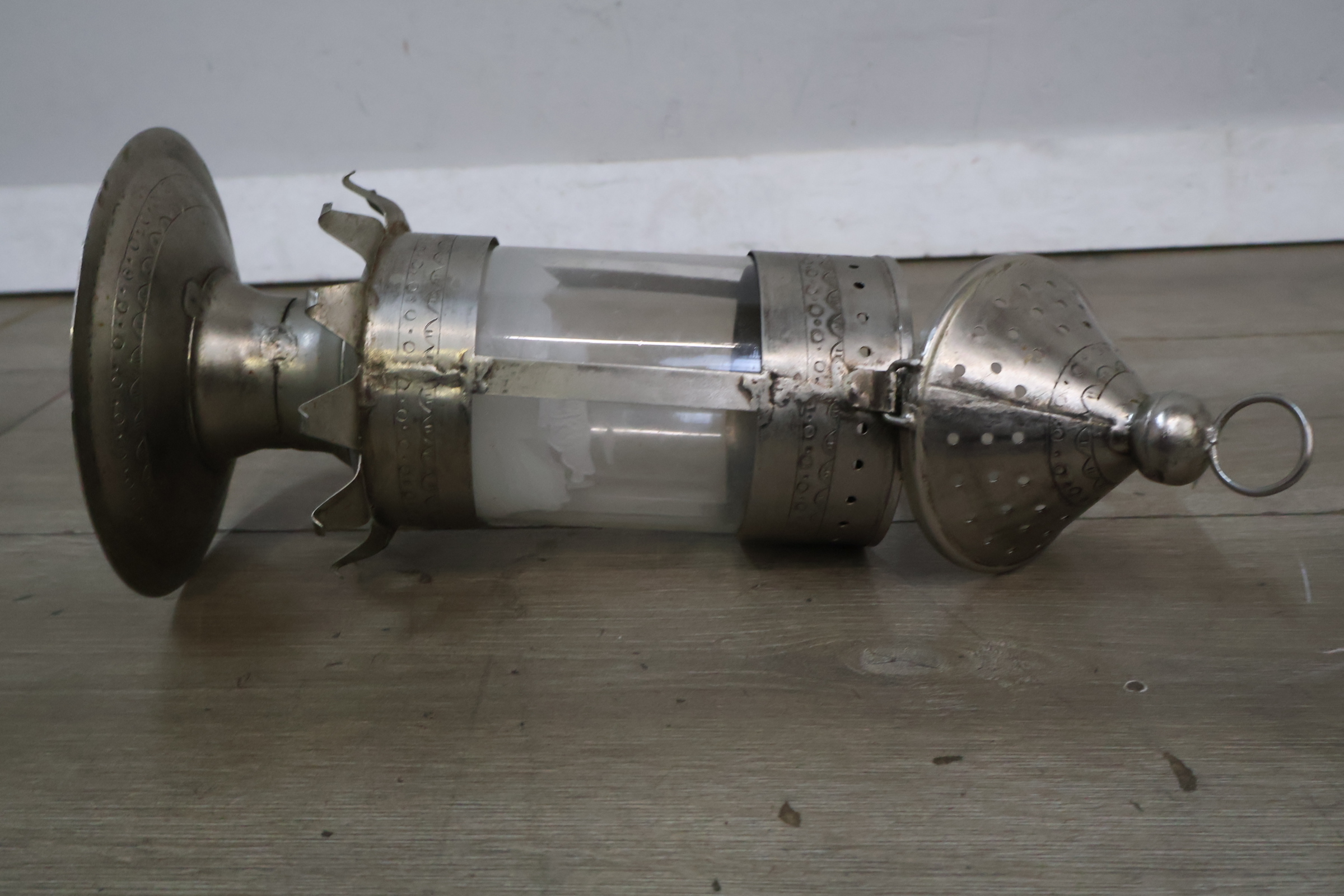 Metalen windlicht met verweerd uiterlijk en kaars' – foto 11 – kavel bij GSD Auctions, Zoeterwoude
