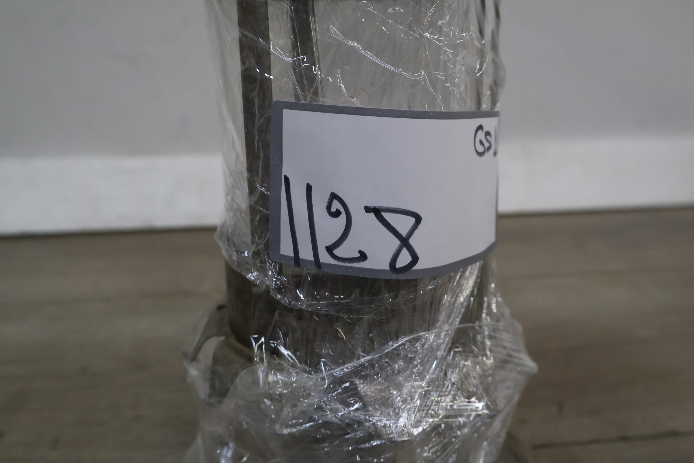 Metalen windlicht met verweerd uiterlijk en kaars' – foto 16 – kavel bij GSD Auctions, Zoeterwoude