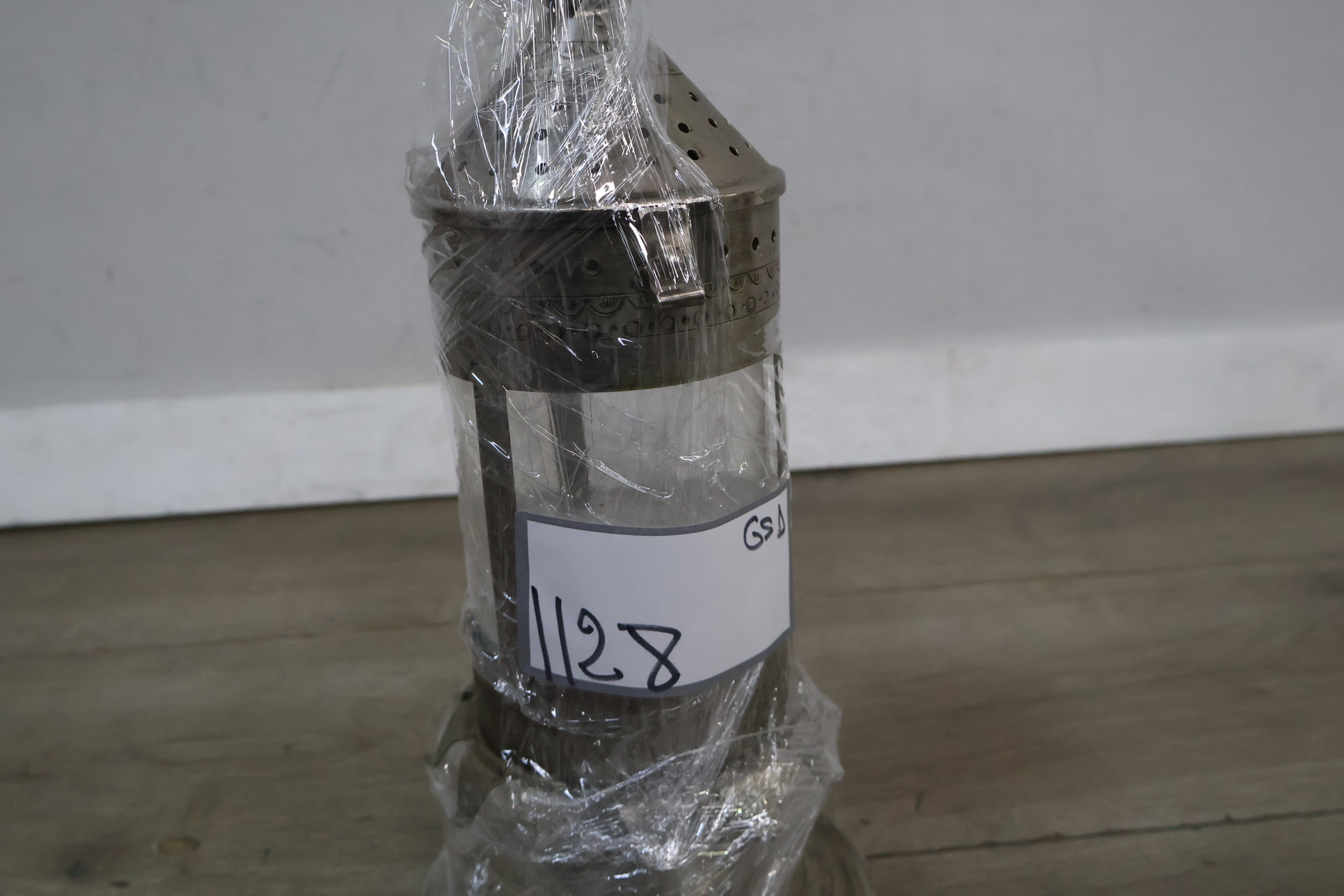 Metalen windlicht met verweerd uiterlijk en kaars' – foto 17 – kavel bij GSD Auctions, Zoeterwoude