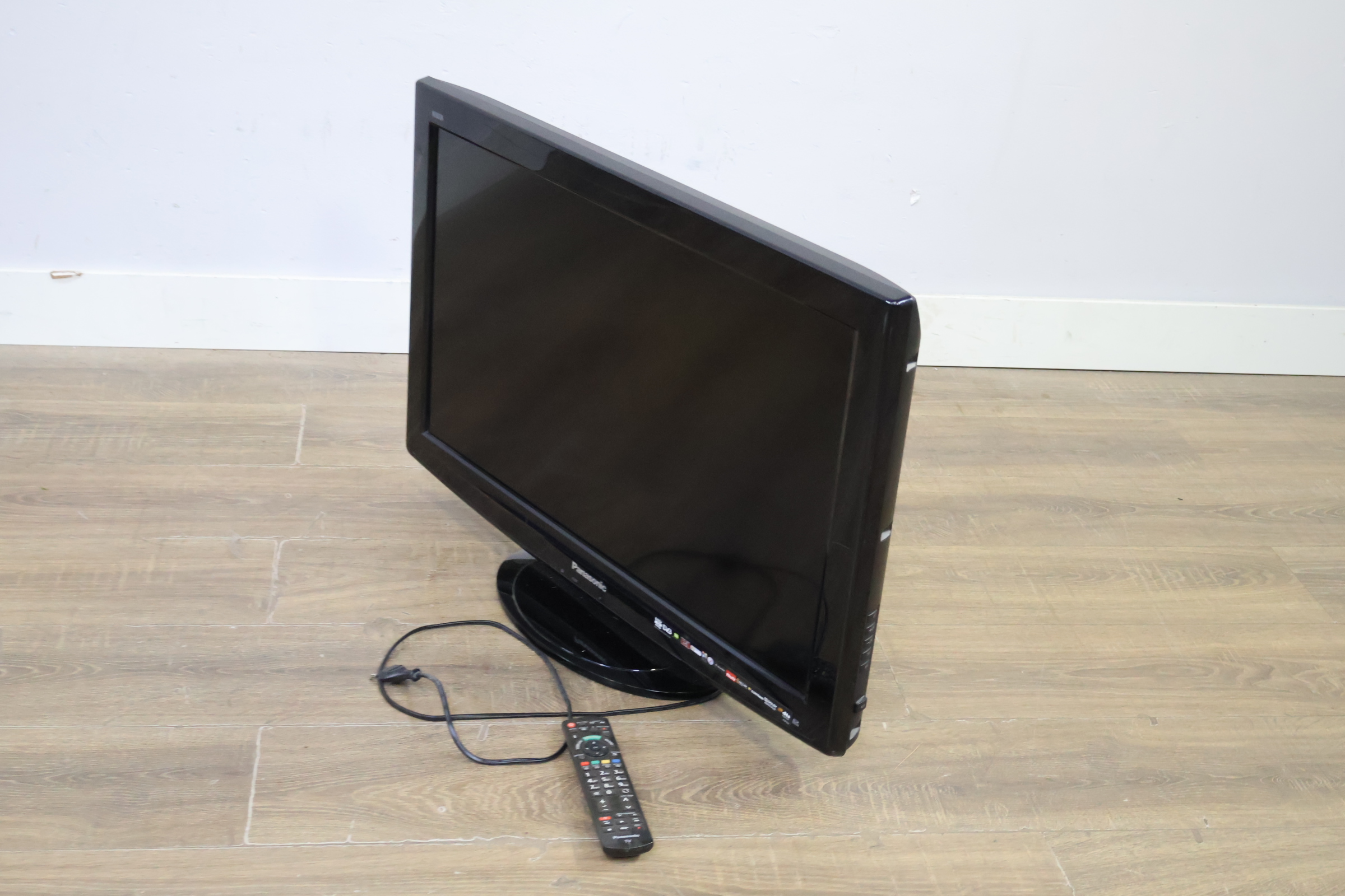 Panasonic Viera LCD-televisie - 32'inch' – foto 11 – kavel bij GSD Auctions, Zoeterwoude
