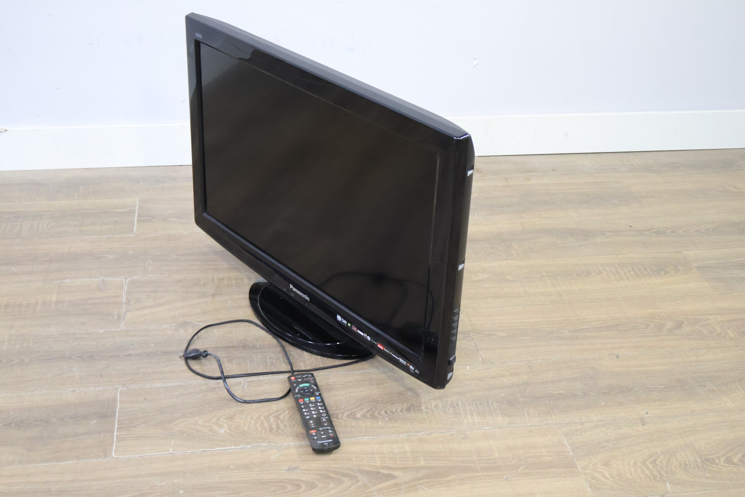 Panasonic Viera LCD-televisie - 32'inch' – foto 12 – kavel bij GSD Auctions, Zoeterwoude