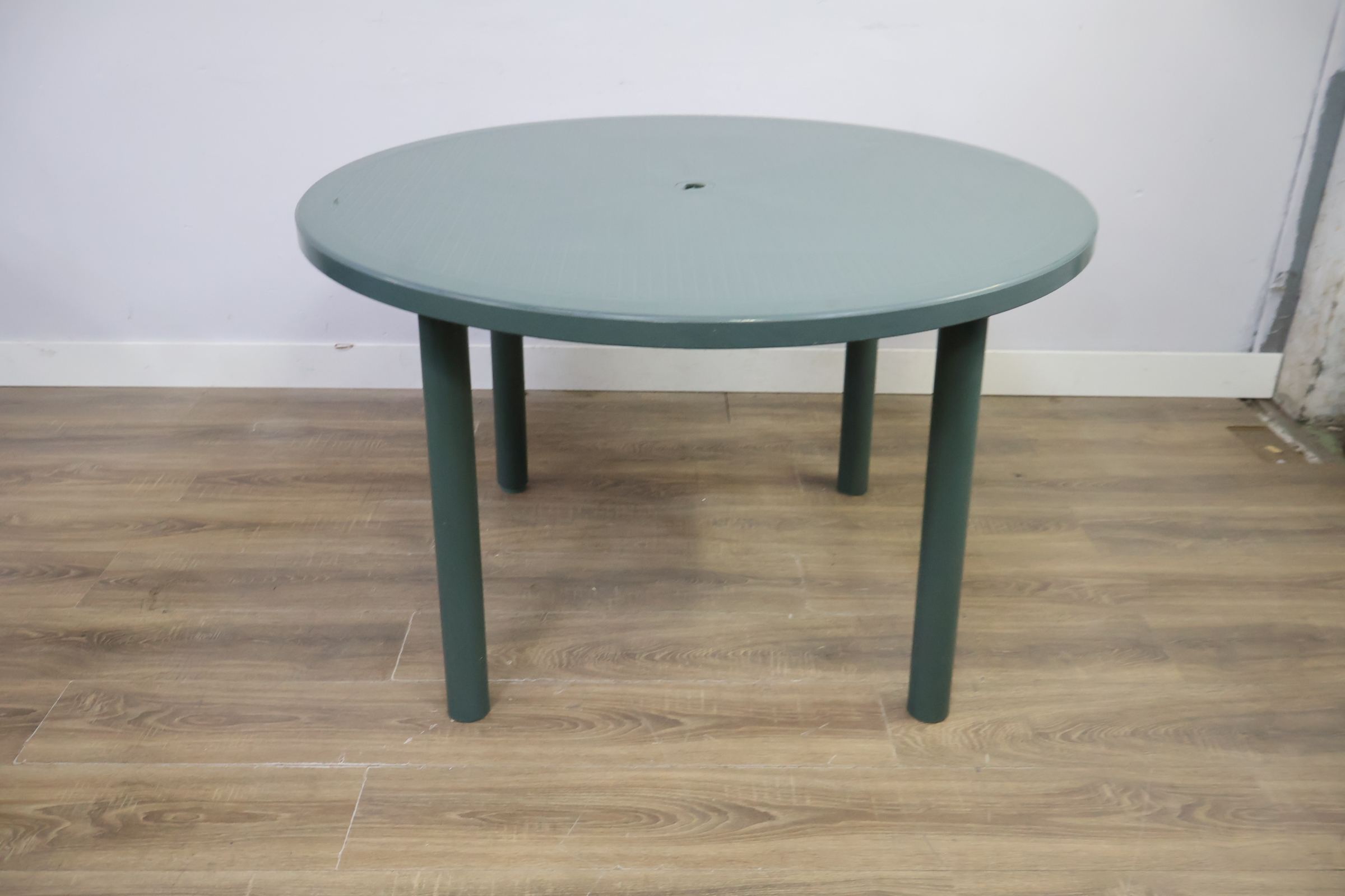 Groene ronde tuintafel kunststof - 120cm' – foto 3 – kavel bij GSD Auctions, Zoeterwoude