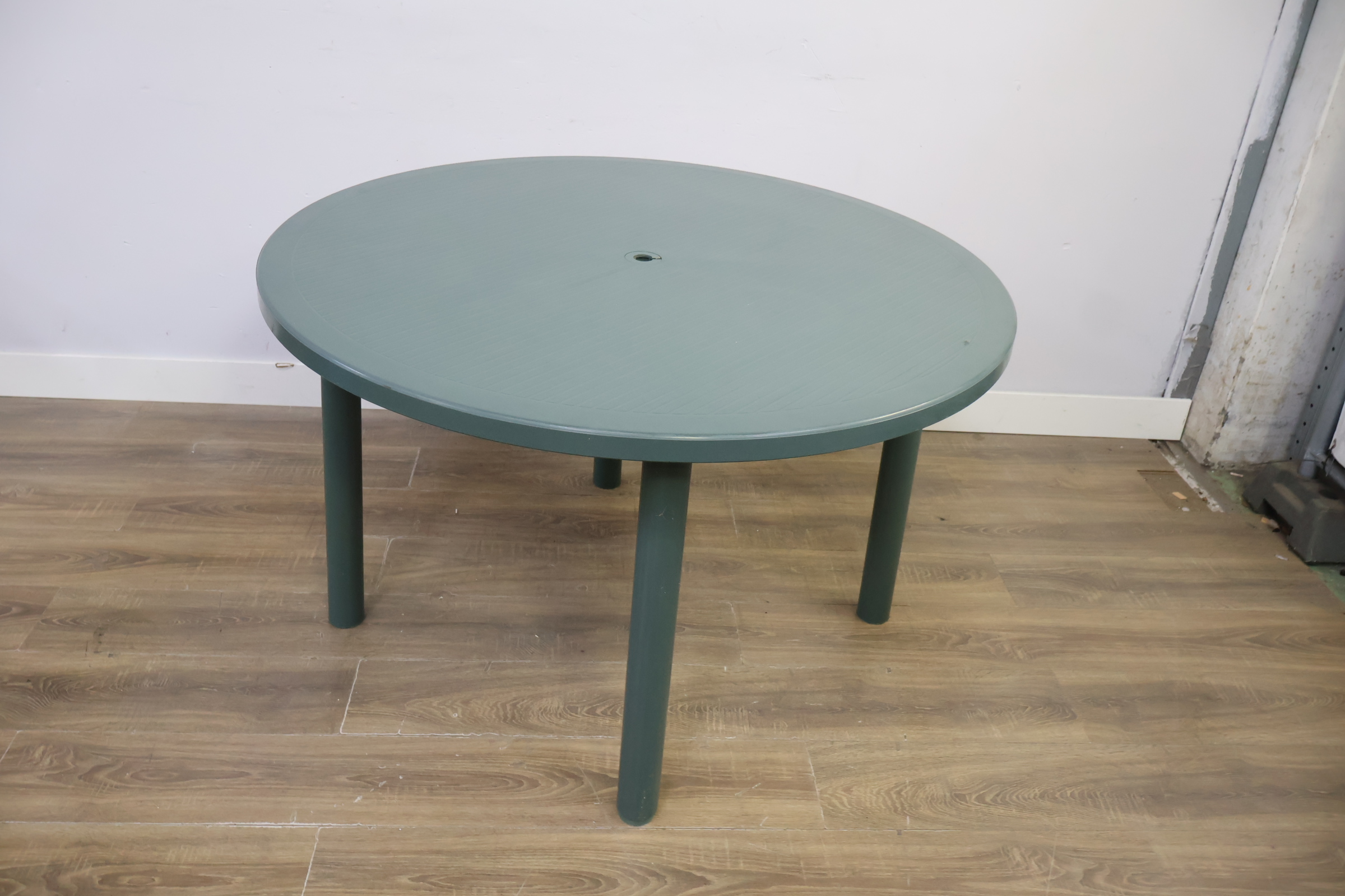 Groene ronde tuintafel kunststof - 120cm' – foto 8 – kavel bij GSD Auctions, Zoeterwoude