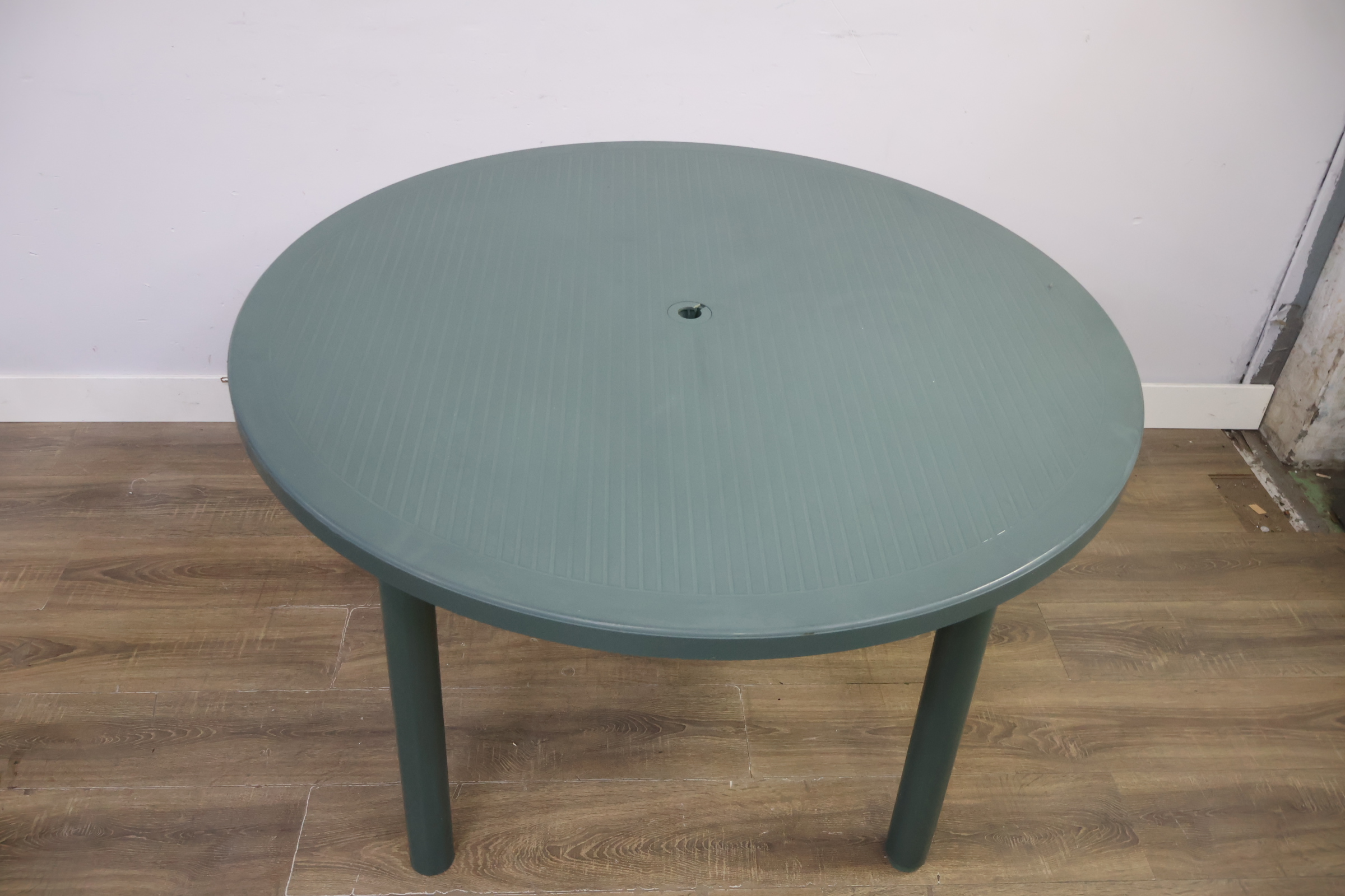 Groene ronde tuintafel kunststof - 120cm' – foto 10 – kavel bij GSD Auctions, Zoeterwoude