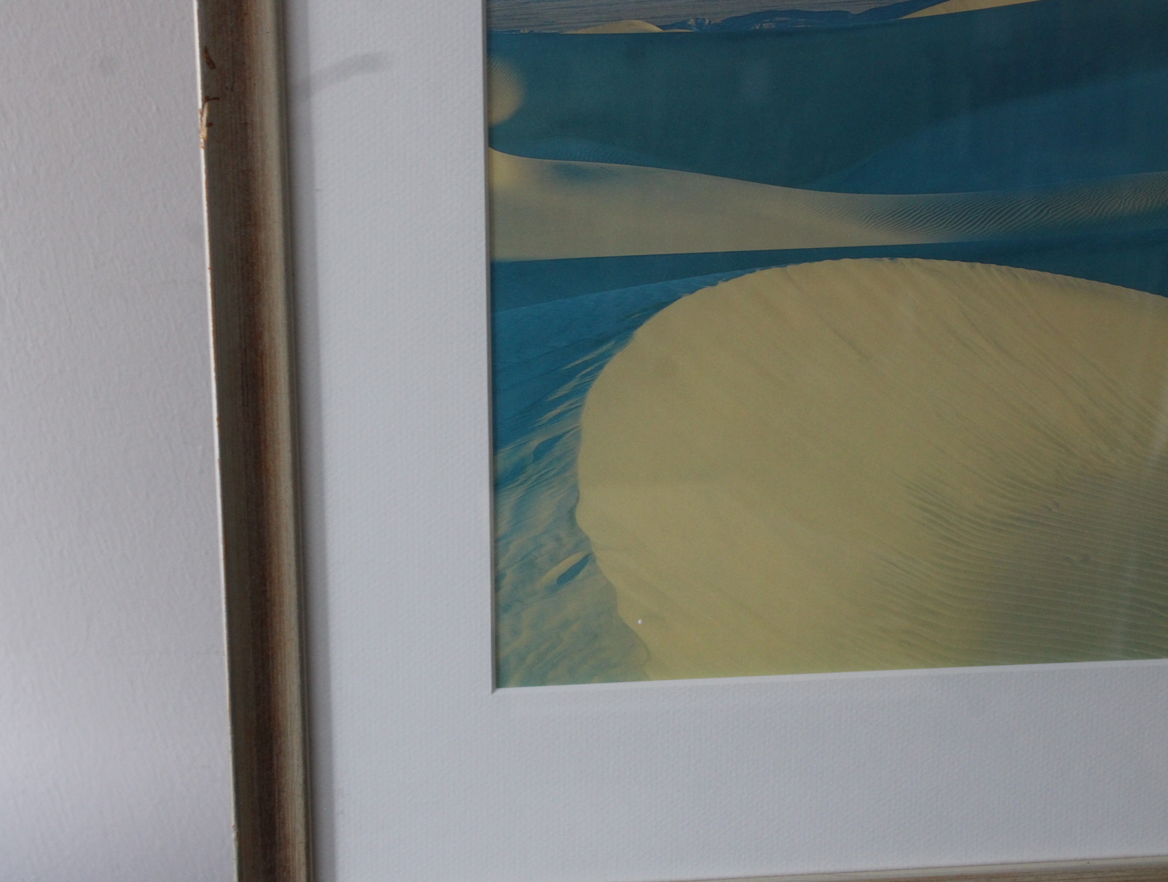 Ingelijste druk van zandduinen en bergen' – foto 10 – kavel bij GSD Auctions, Zoeterwoude