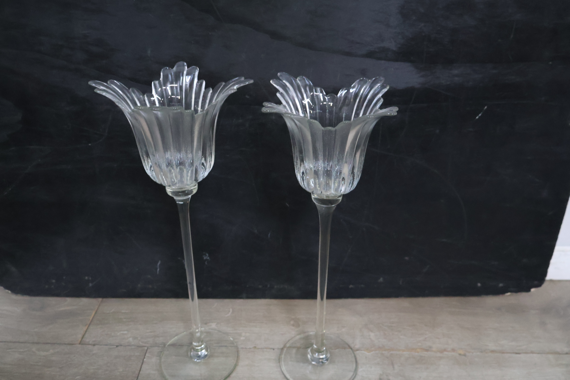 Set glazen kandelaren met bloemmotief' – foto 4 – kavel bij GSD Auctions, Zoeterwoude