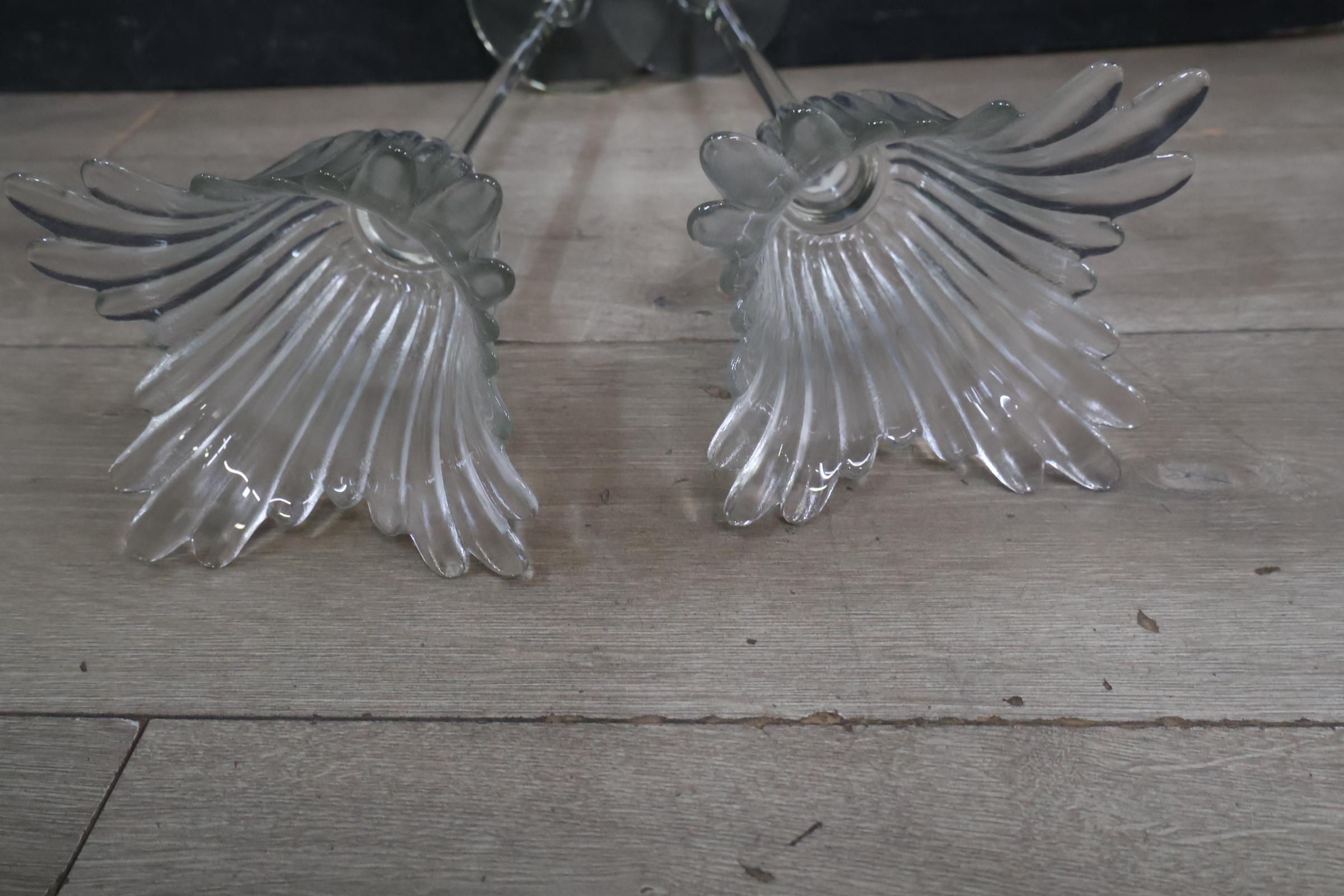 Set glazen kandelaren met bloemmotief' – foto 13 – kavel bij GSD Auctions, Zoeterwoude
