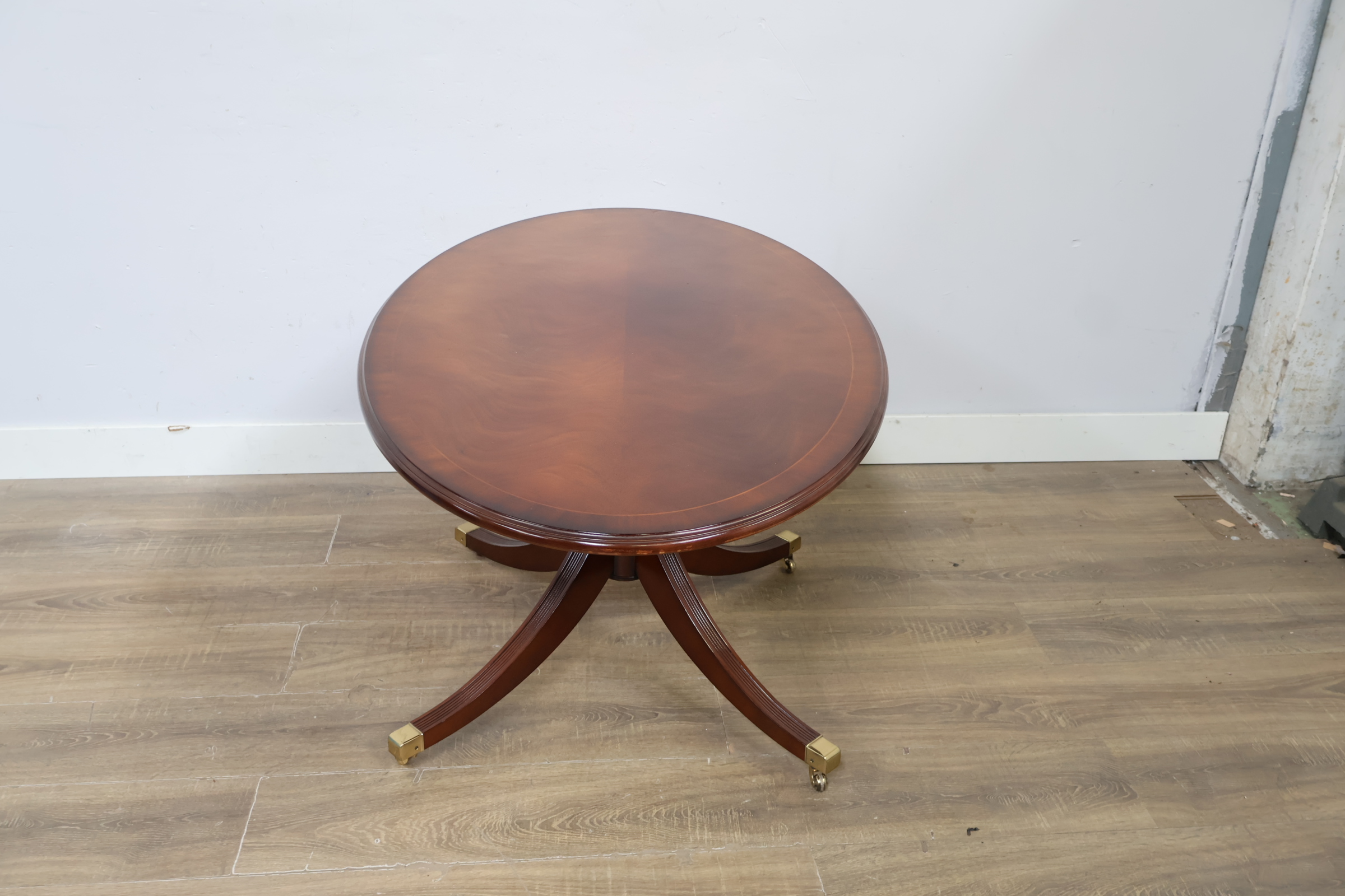 Ovale houten bijzettafel op wieltjes' – foto 4 – kavel bij GSD Auctions, Zoeterwoude