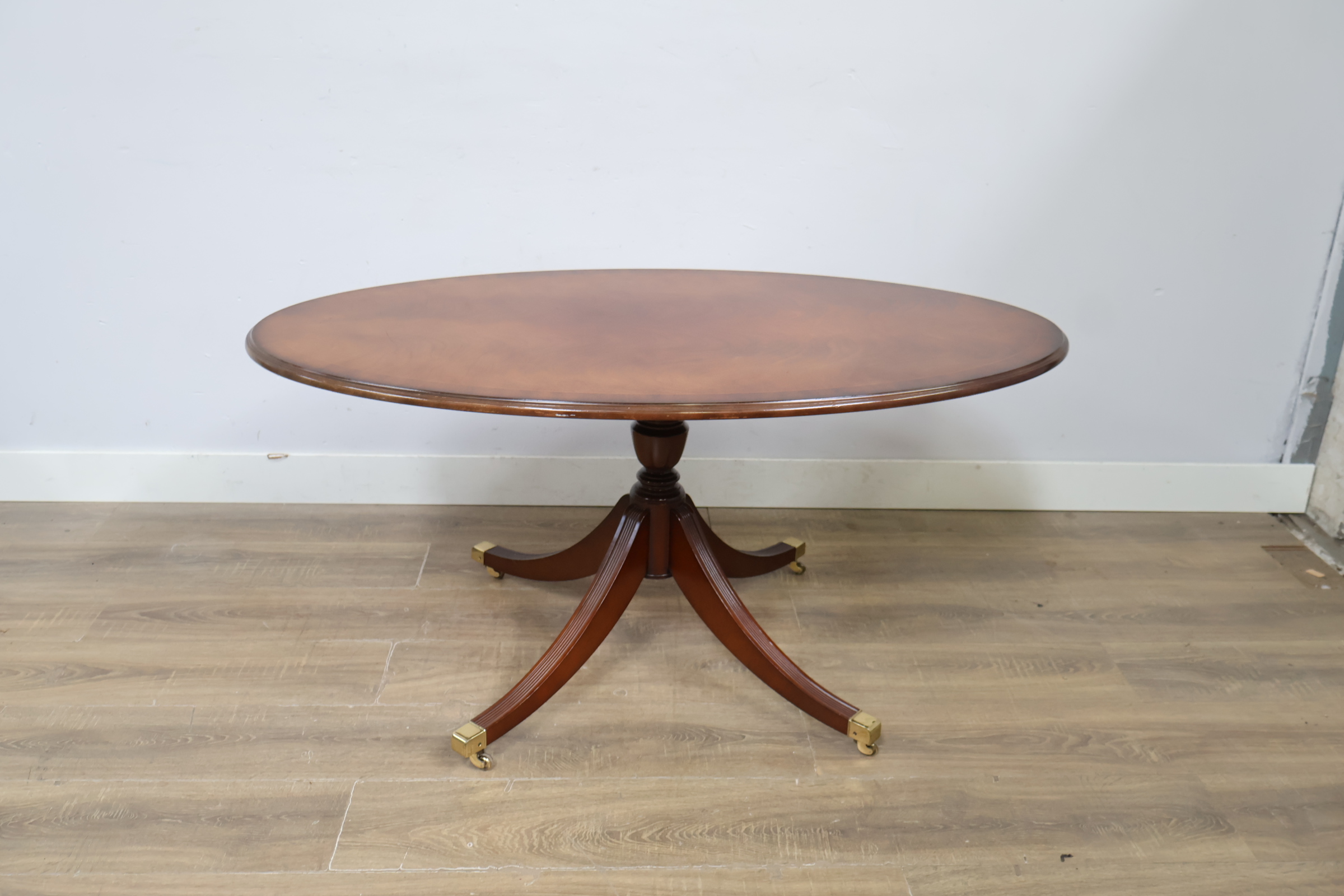 Ovale houten bijzettafel op wieltjes' – foto 5 – kavel bij GSD Auctions, Zoeterwoude