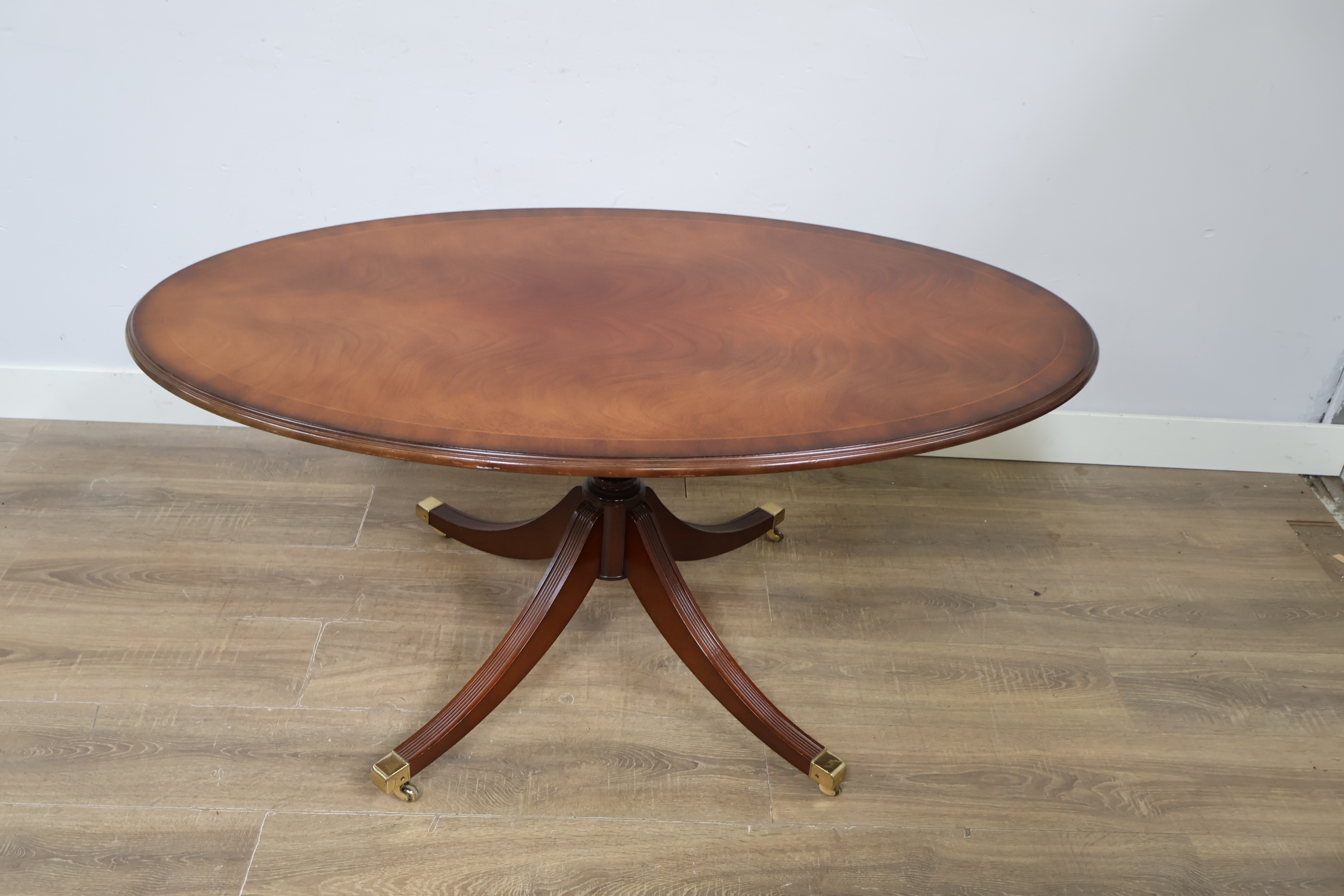 Ovale houten bijzettafel op wieltjes' – foto 6 – kavel bij GSD Auctions, Zoeterwoude