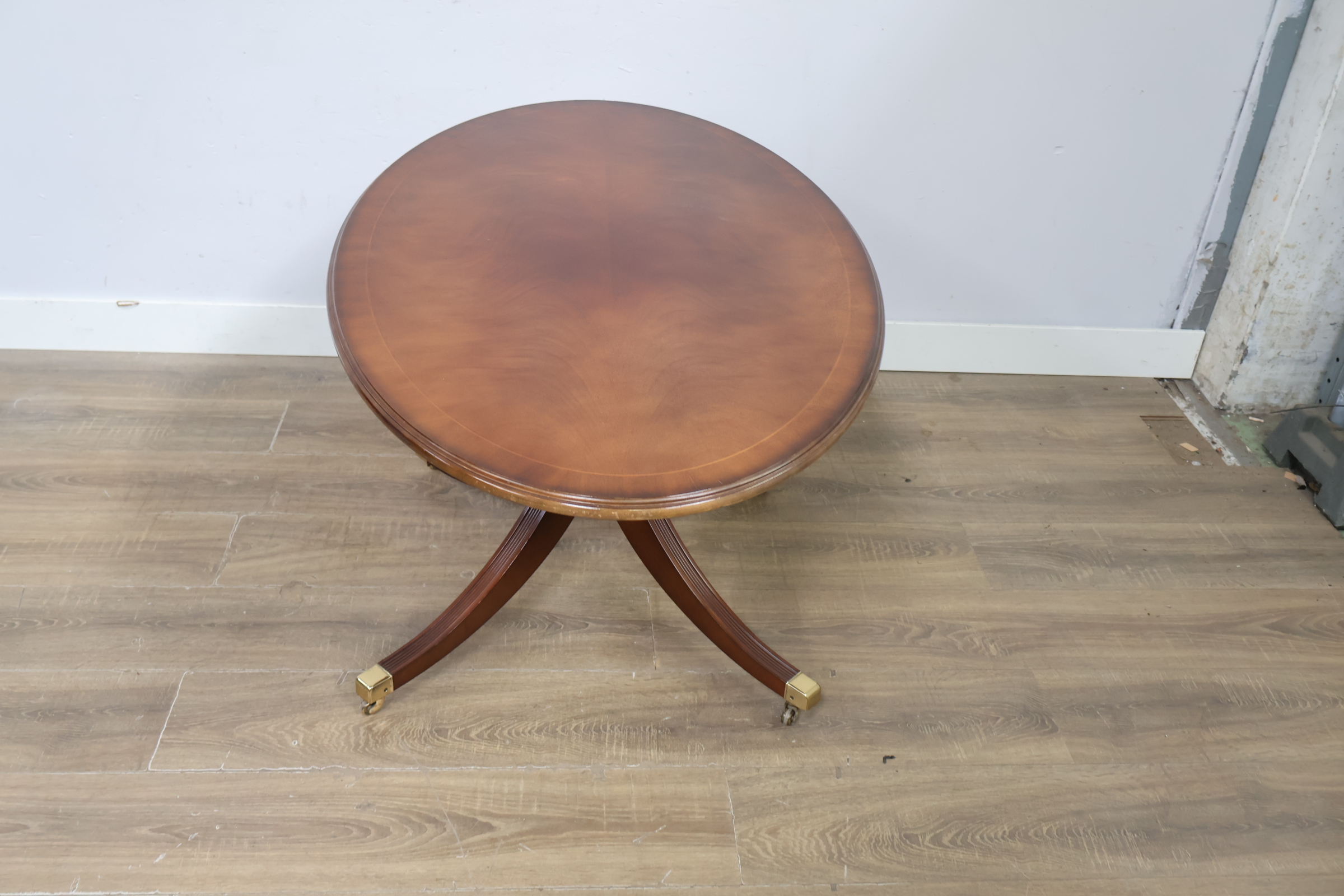 Ovale houten bijzettafel op wieltjes' – foto 8 – kavel bij GSD Auctions, Zoeterwoude
