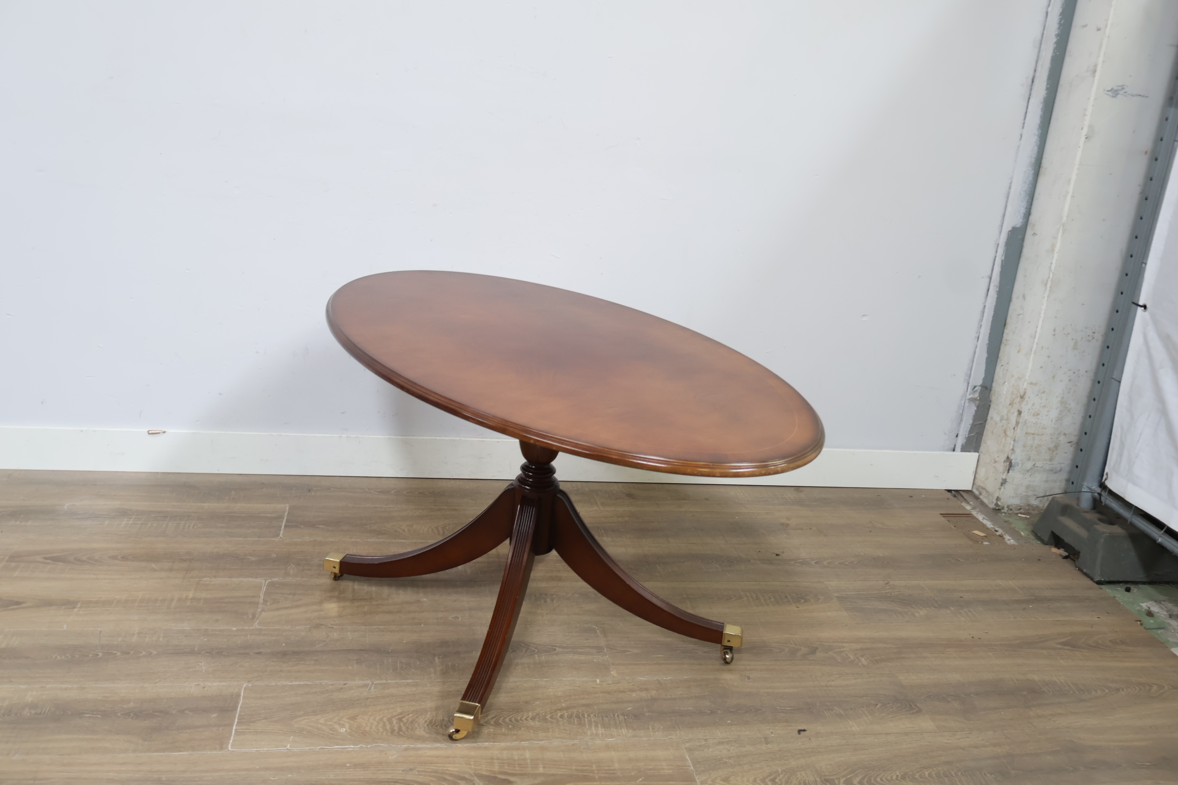 Ovale houten bijzettafel op wieltjes' – foto 9 – kavel bij GSD Auctions, Zoeterwoude