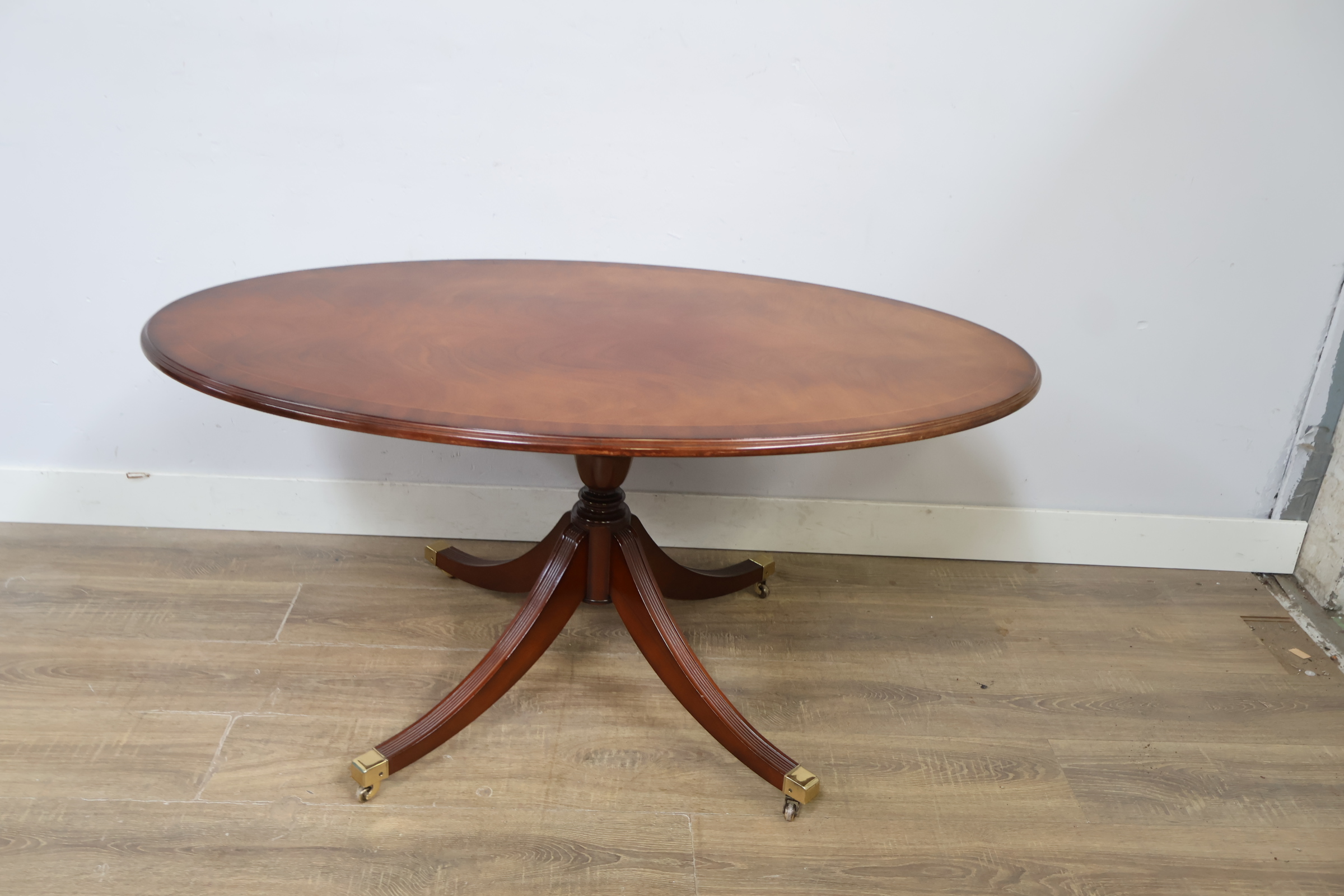 Ovale houten bijzettafel op wieltjes' – foto 11 – kavel bij GSD Auctions, Zoeterwoude