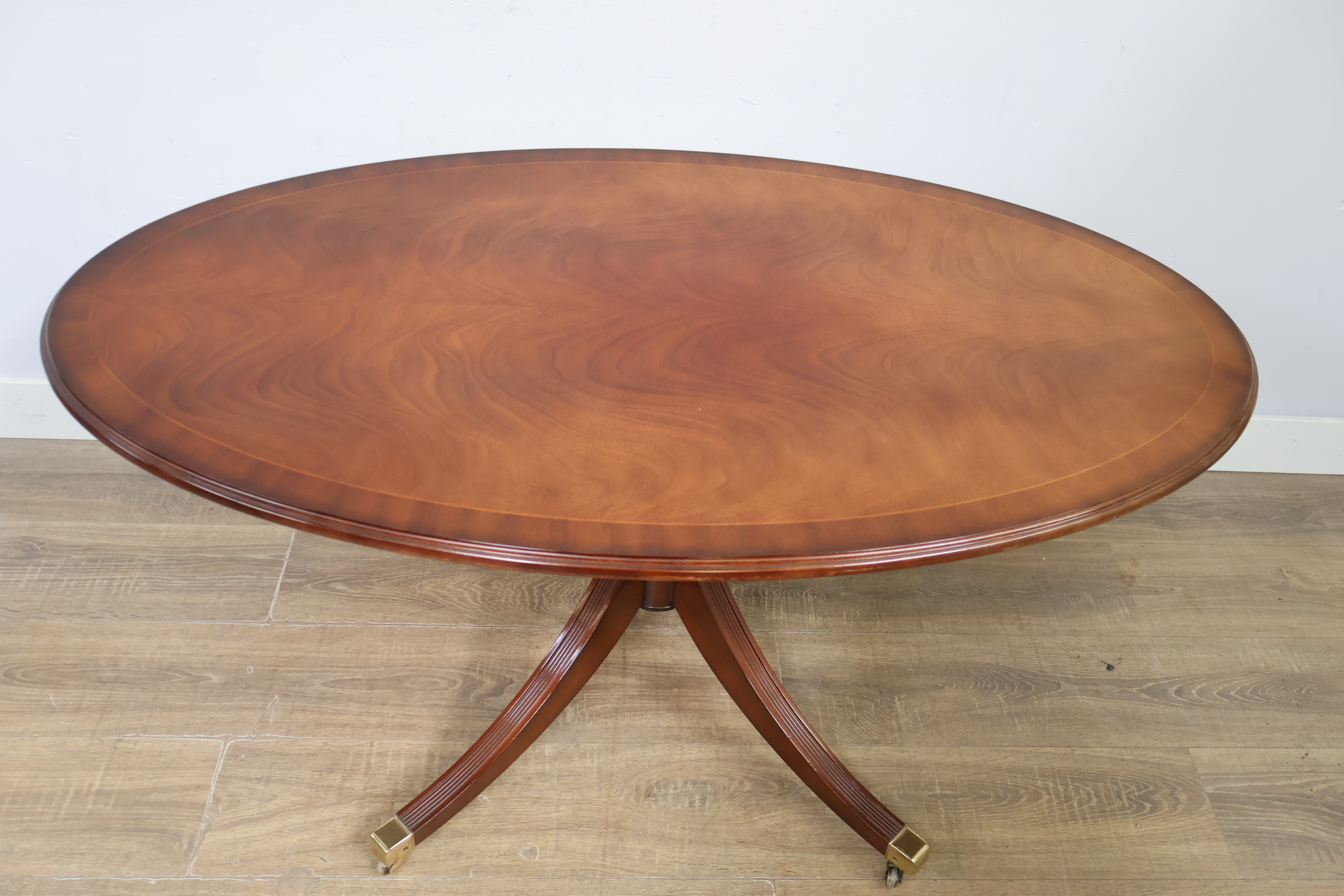 Ovale houten bijzettafel op wieltjes' – foto 12 – kavel bij GSD Auctions, Zoeterwoude
