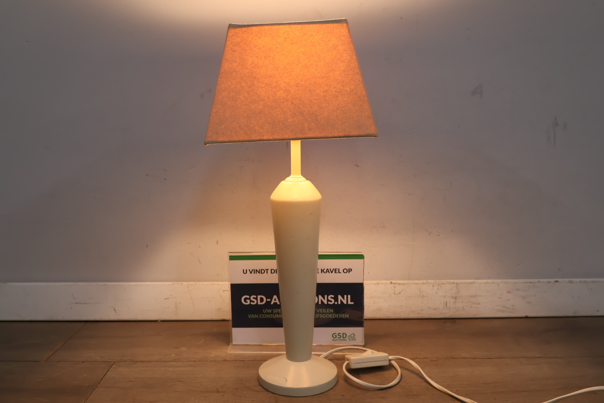 Witte tafellamp met beige lampenkap' – foto 2 – kavel bij GSD Auctions, Zoeterwoude