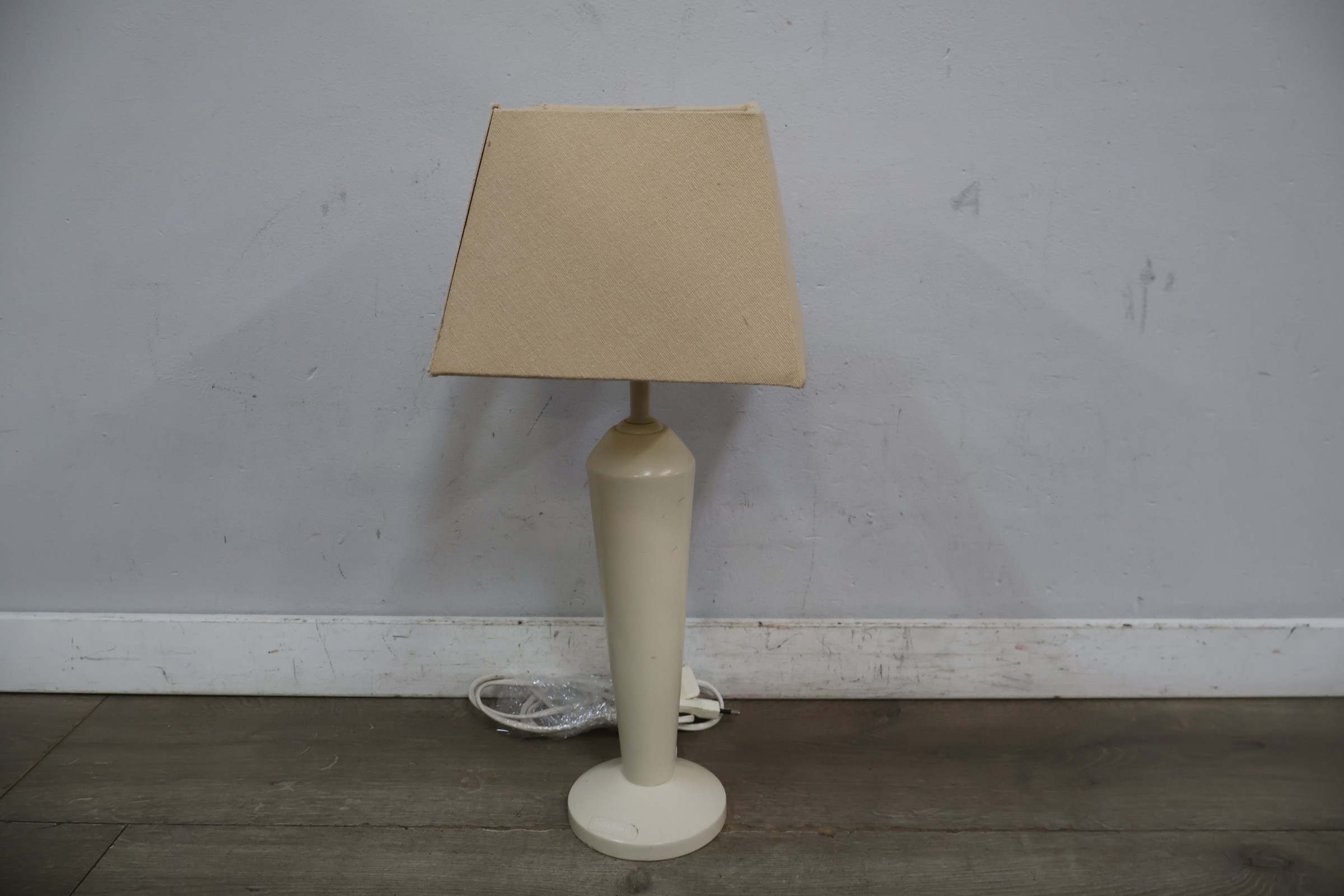 Witte tafellamp met beige lampenkap' – foto 5 – kavel bij GSD Auctions, Zoeterwoude