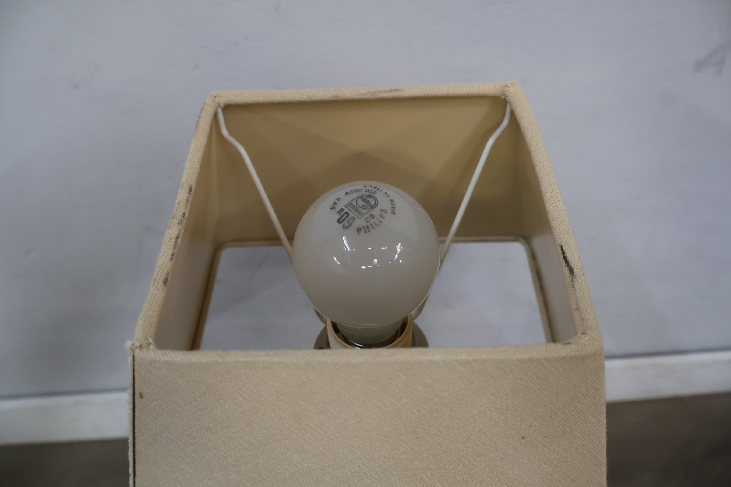 Witte tafellamp met beige lampenkap' – foto 7 – kavel bij GSD Auctions, Zoeterwoude