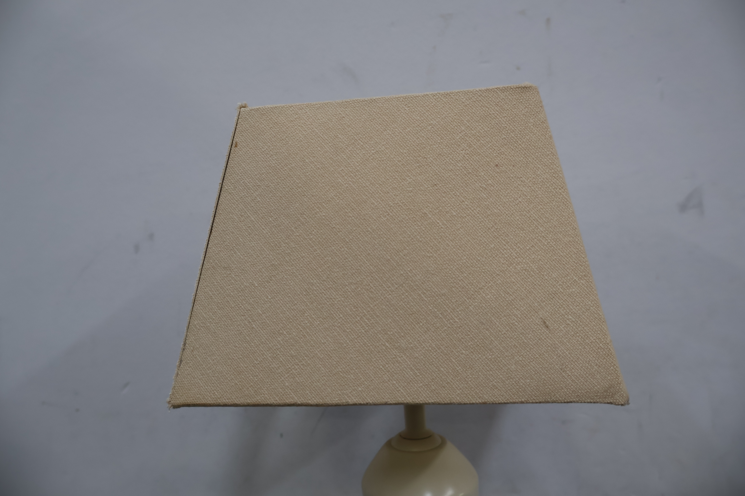 Witte tafellamp met beige lampenkap' – foto 8 – kavel bij GSD Auctions, Zoeterwoude