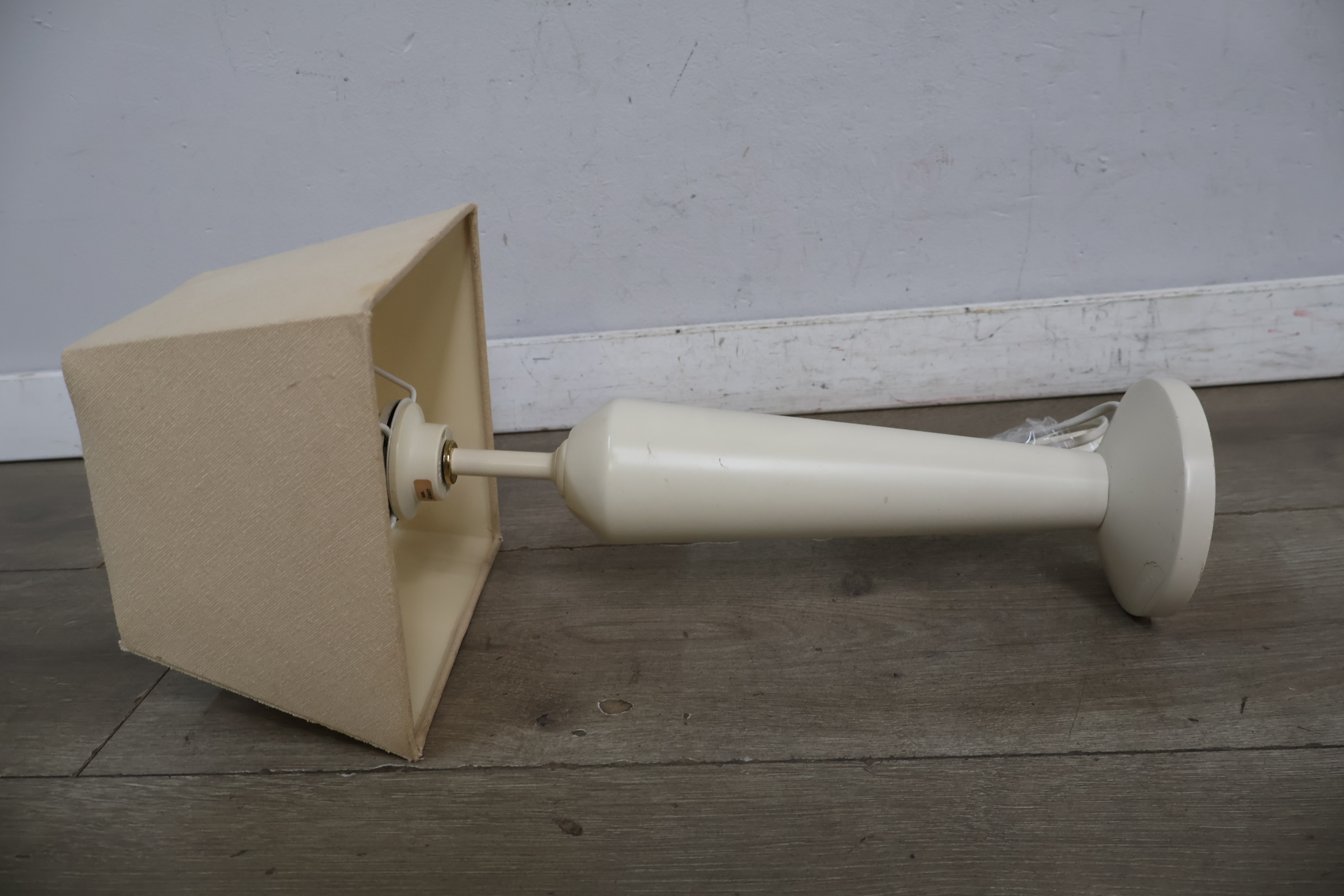 Witte tafellamp met beige lampenkap' – foto 11 – kavel bij GSD Auctions, Zoeterwoude