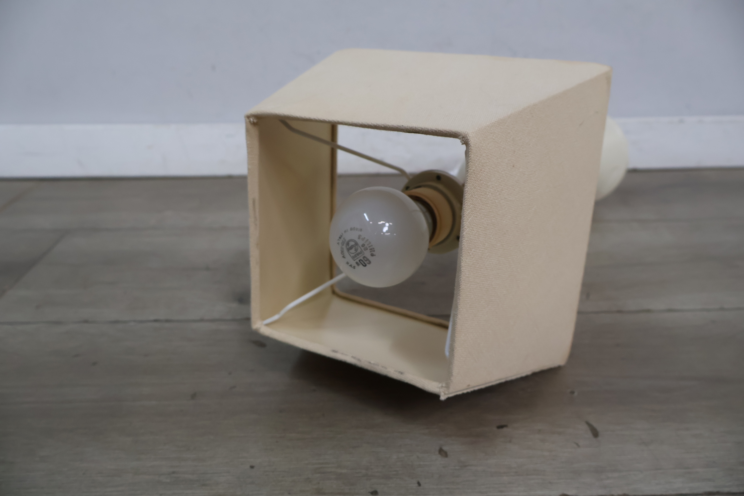 Witte tafellamp met beige lampenkap' – foto 12 – kavel bij GSD Auctions, Zoeterwoude